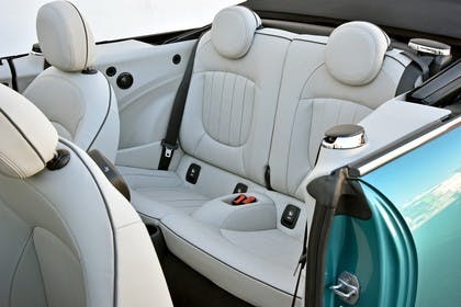 Mini Cabrio F57 Innenansicht Detail statisch weiß Rückbank