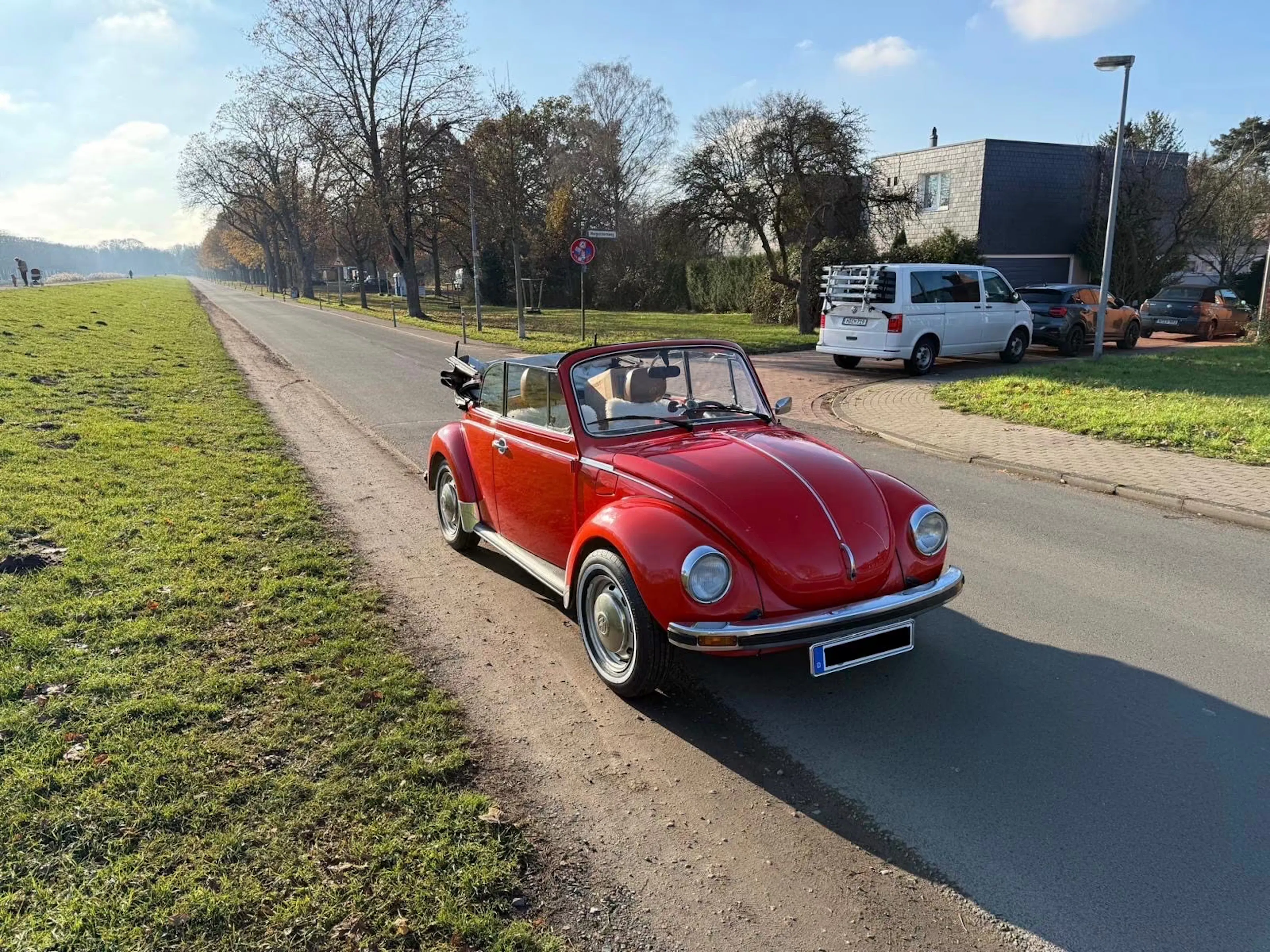 Rotes VW Käfer Cabrio