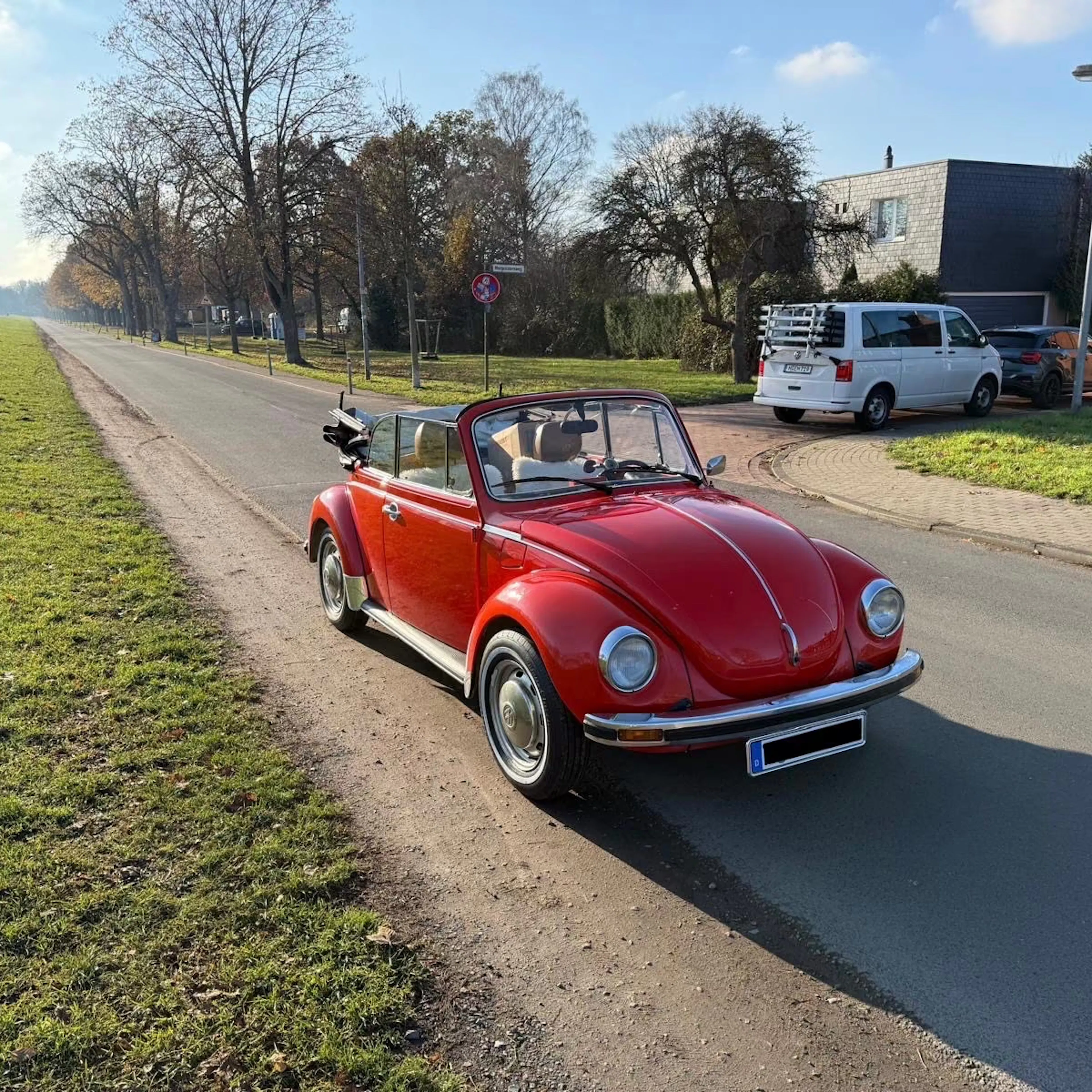 Rotes VW Käfer Cabrio