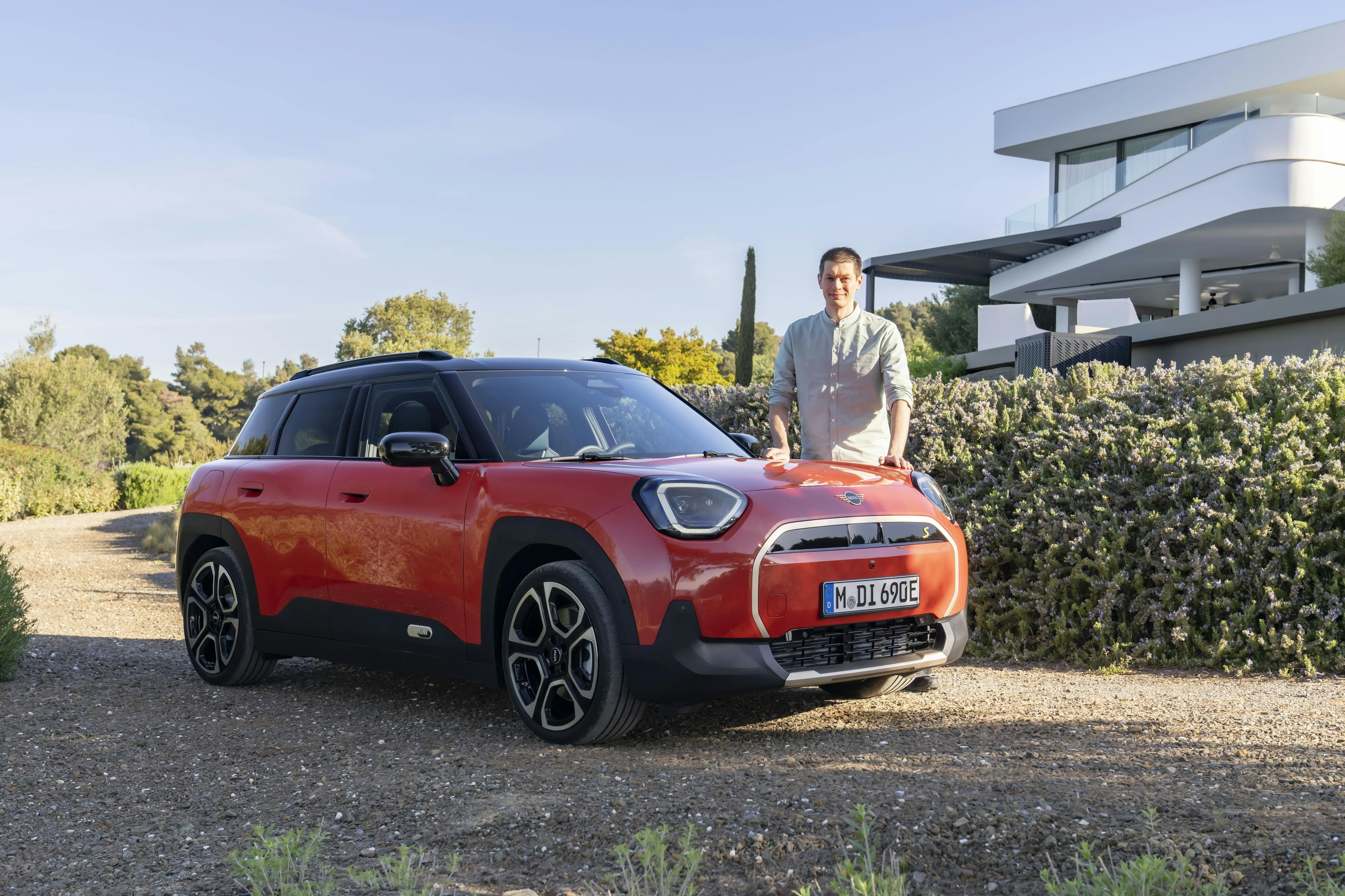 Peter R. Fischer vor Mini Aceman in Rot
