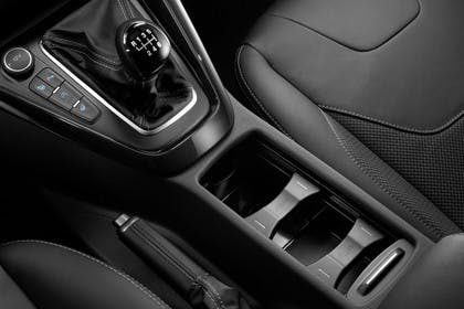 Ford Focus MK3 Stufenheck Innenansicht Detail Mittelkonsole 6Gang statisch schwarz