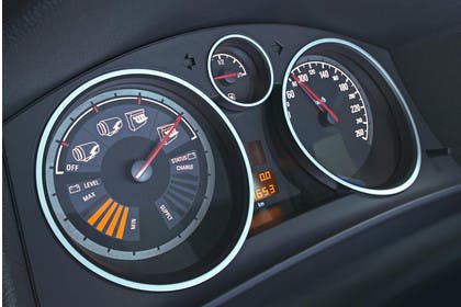 Opel Astra J GTC Innenansicht Detail Kombiinstrument dynamisch schwarz