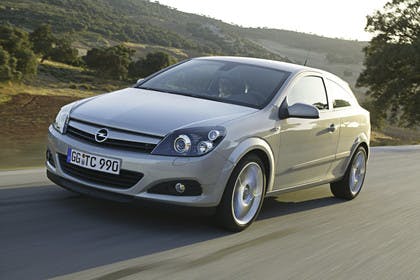 Opel Astra J GTC Aussenansicht  Front schräg dynamisch silber