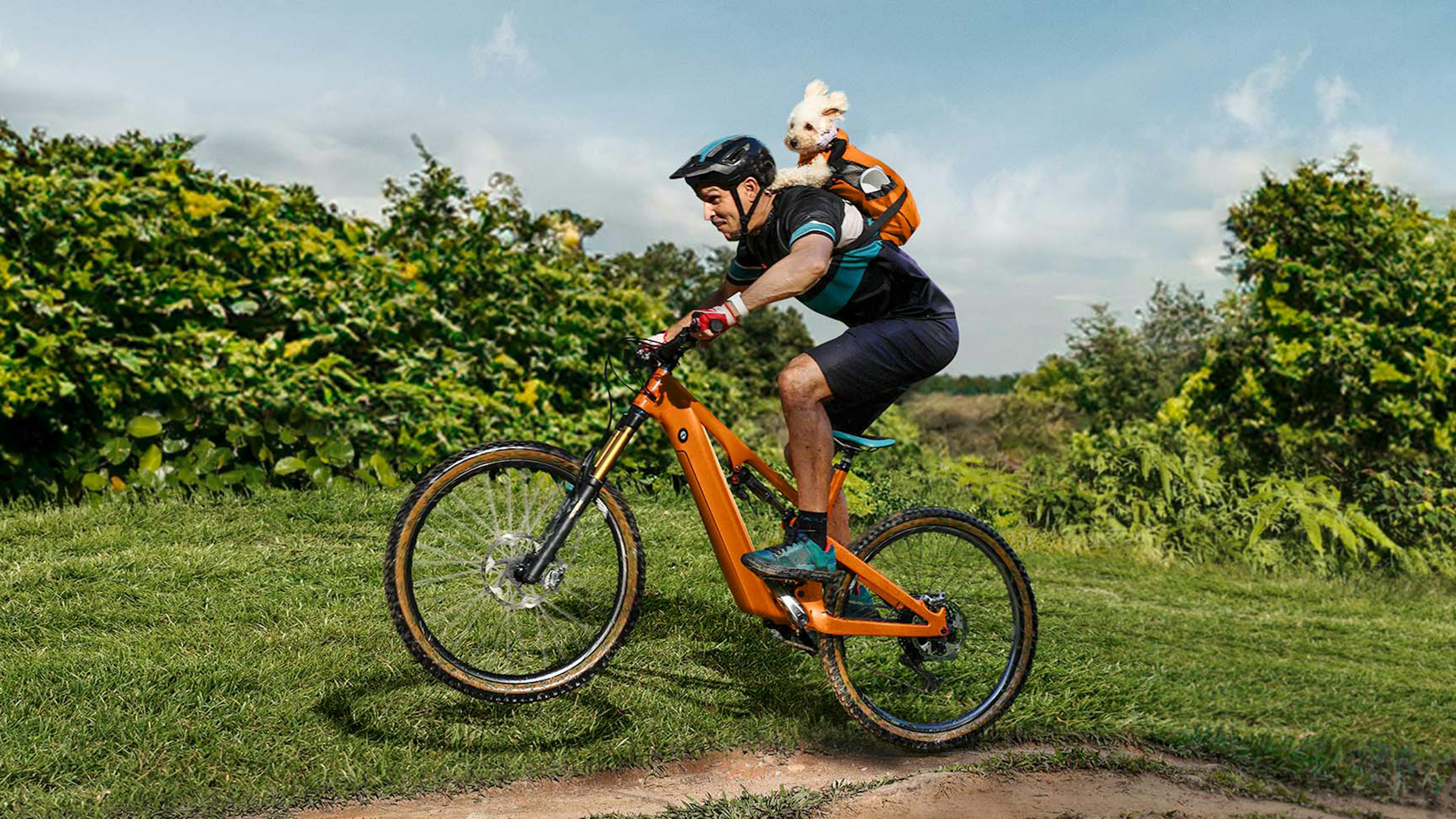 E-Bike-Fahrer mit Hund