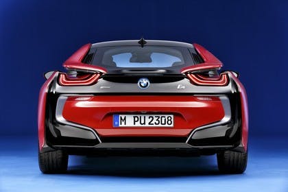 BMW i8 Aussenansicht Heck Studio statisch rot