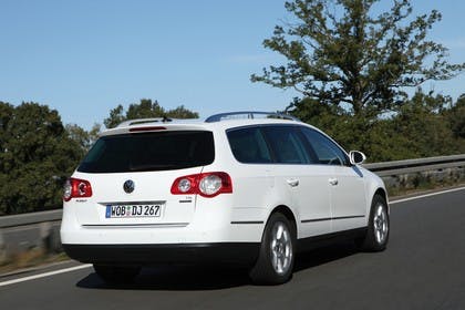 VW Passat Variant B6 Aussenansicht Heck schräg dynamisch weiss
