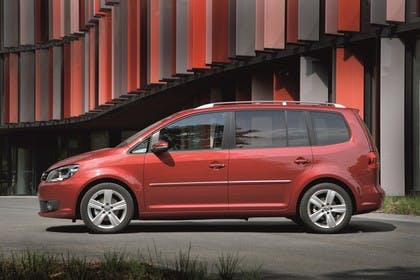 VW Touran 1T Facelift Aussenansicht Seite statisch rot