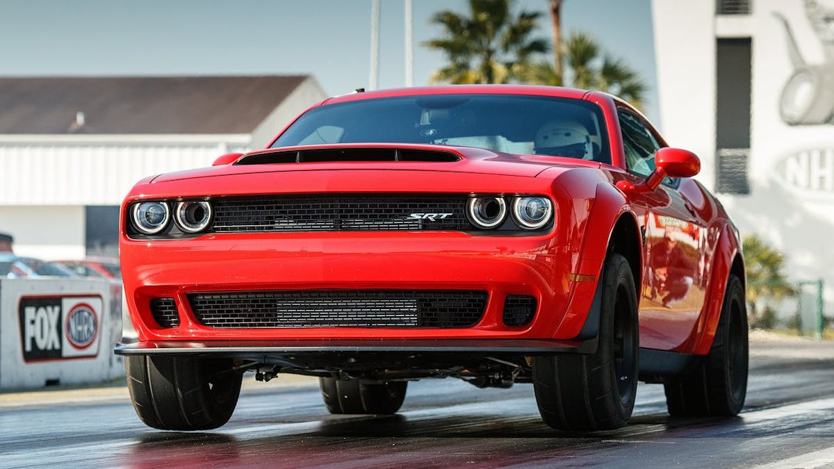 Ein roter Dodge SRT Demon startet auf einem Dragstrip