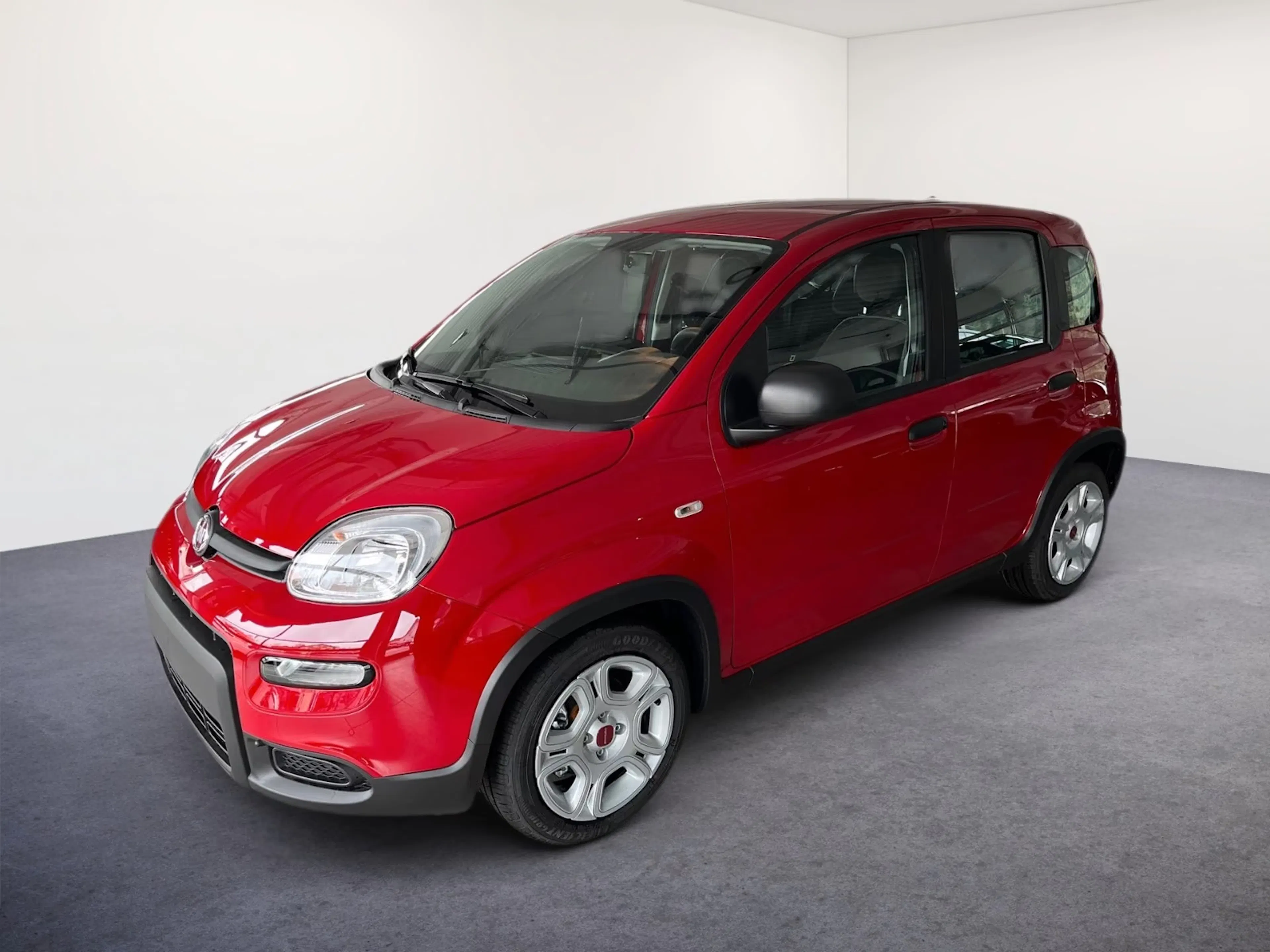 Ein roter Fiat Panda steht auf einer Präsentationsfläche.
