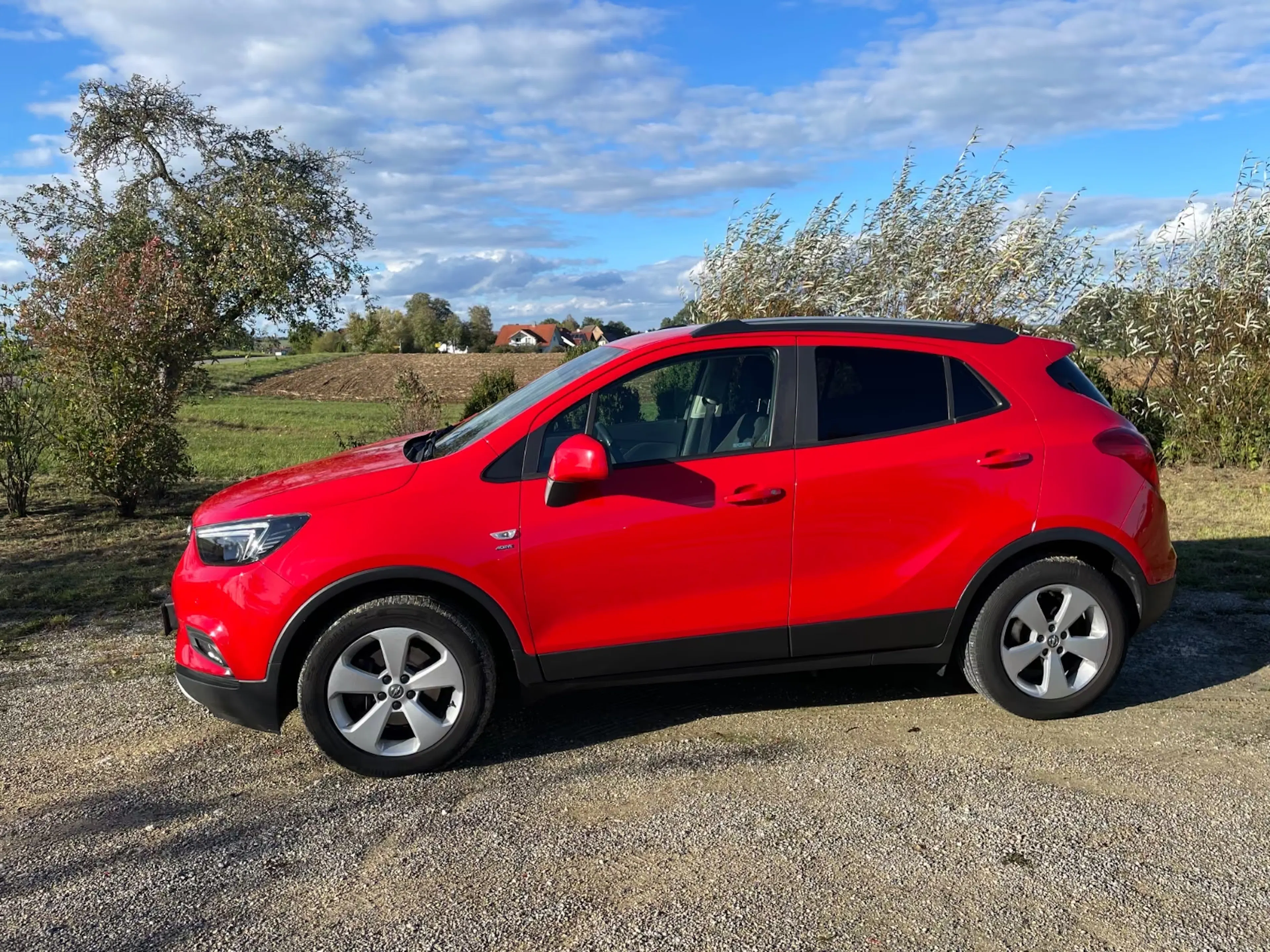 Ein roter Opel Mokka steht im Freien.