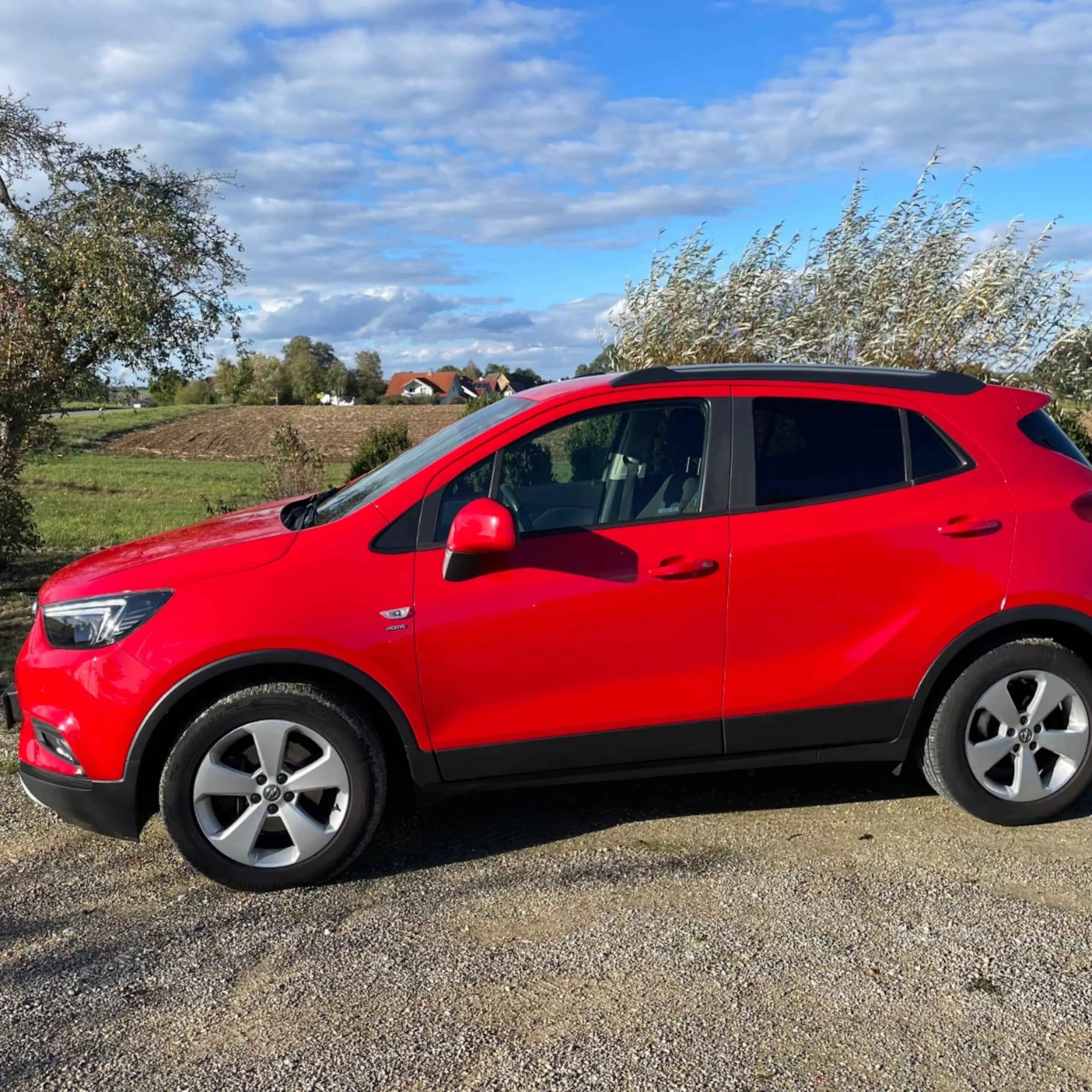 Ein roter Opel Mokka steht im Freien.