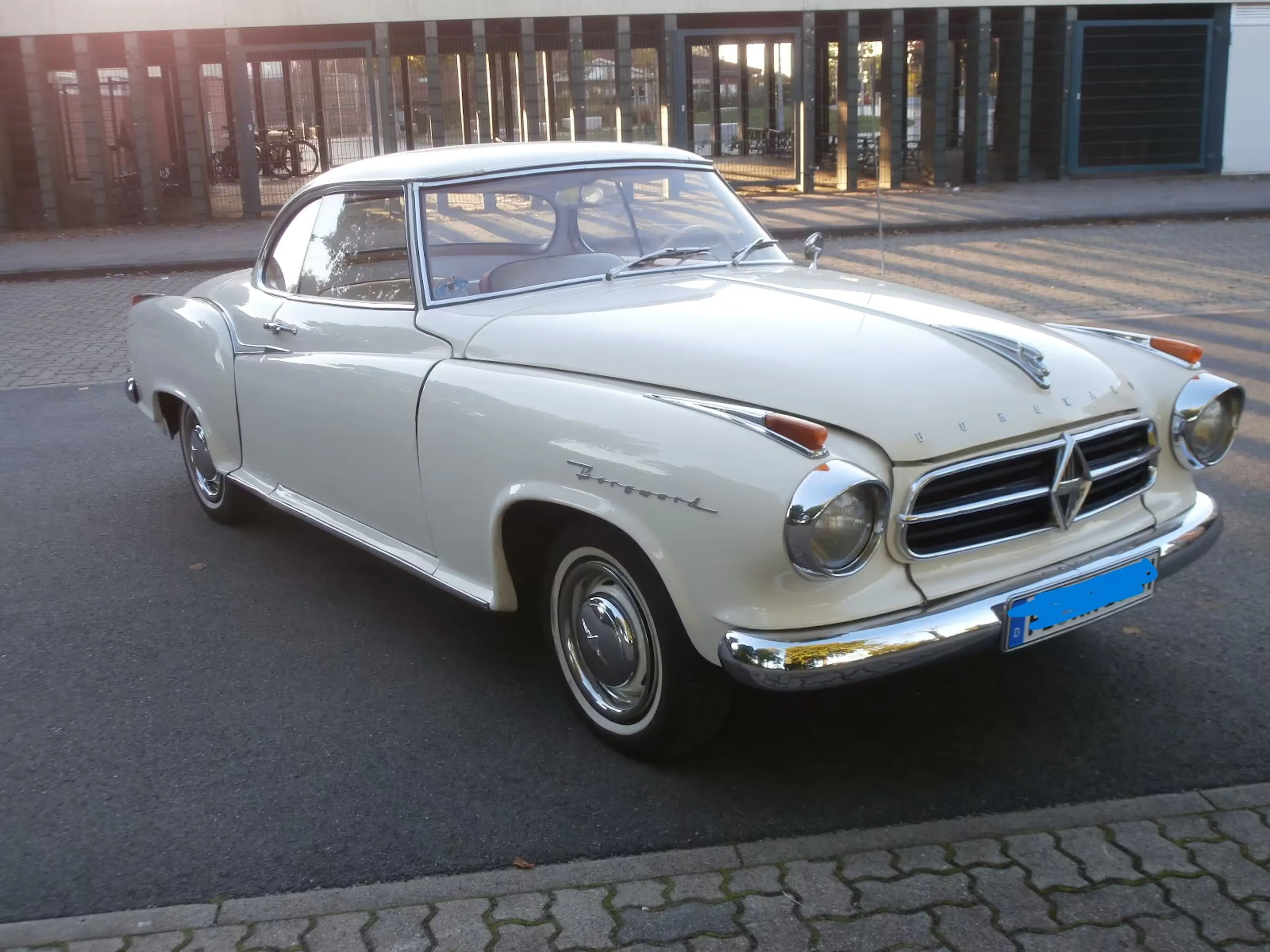 Weiße Borgward Isabella steht auf einer Straße