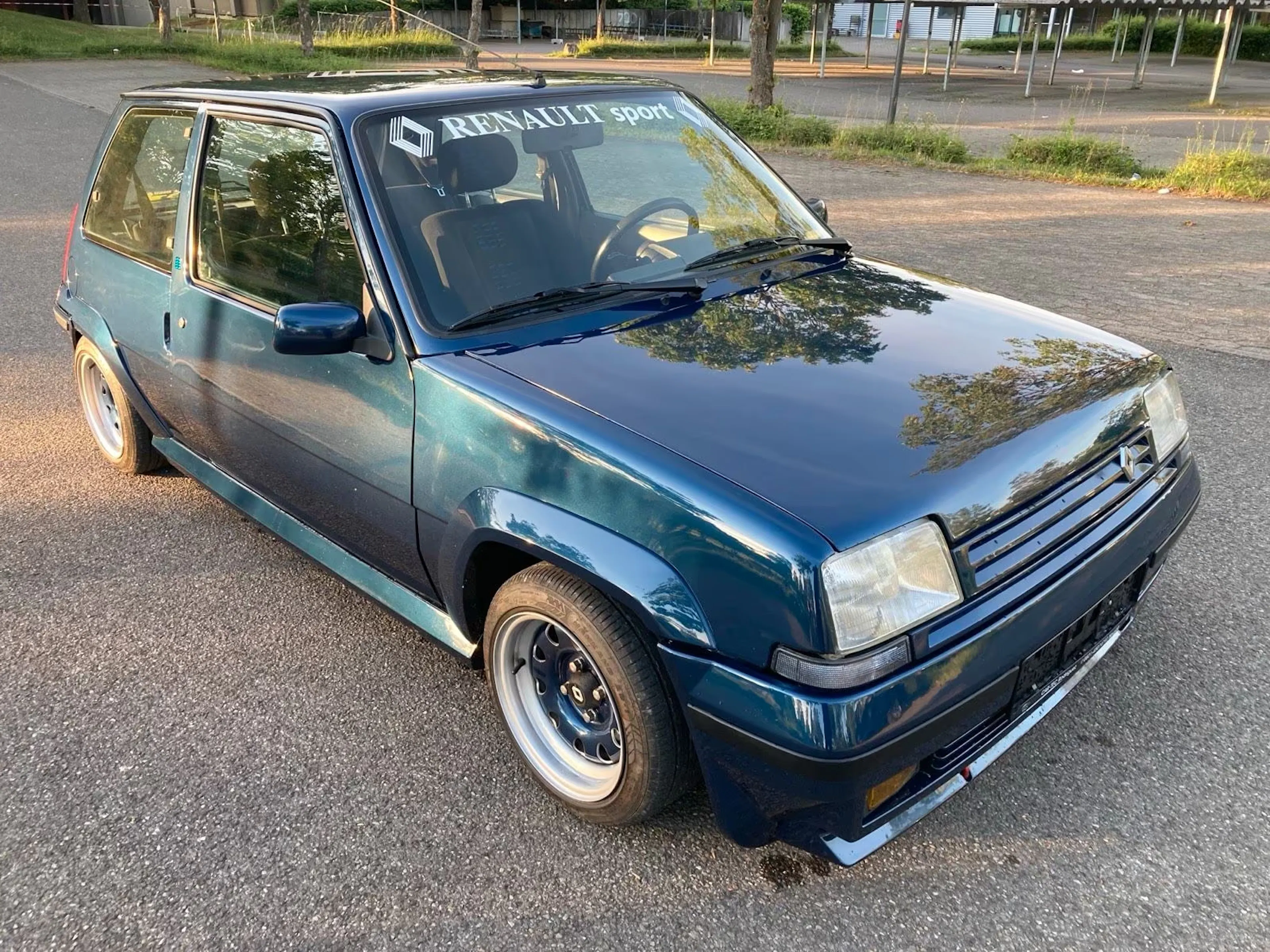 Blauer Renault 5 GTE