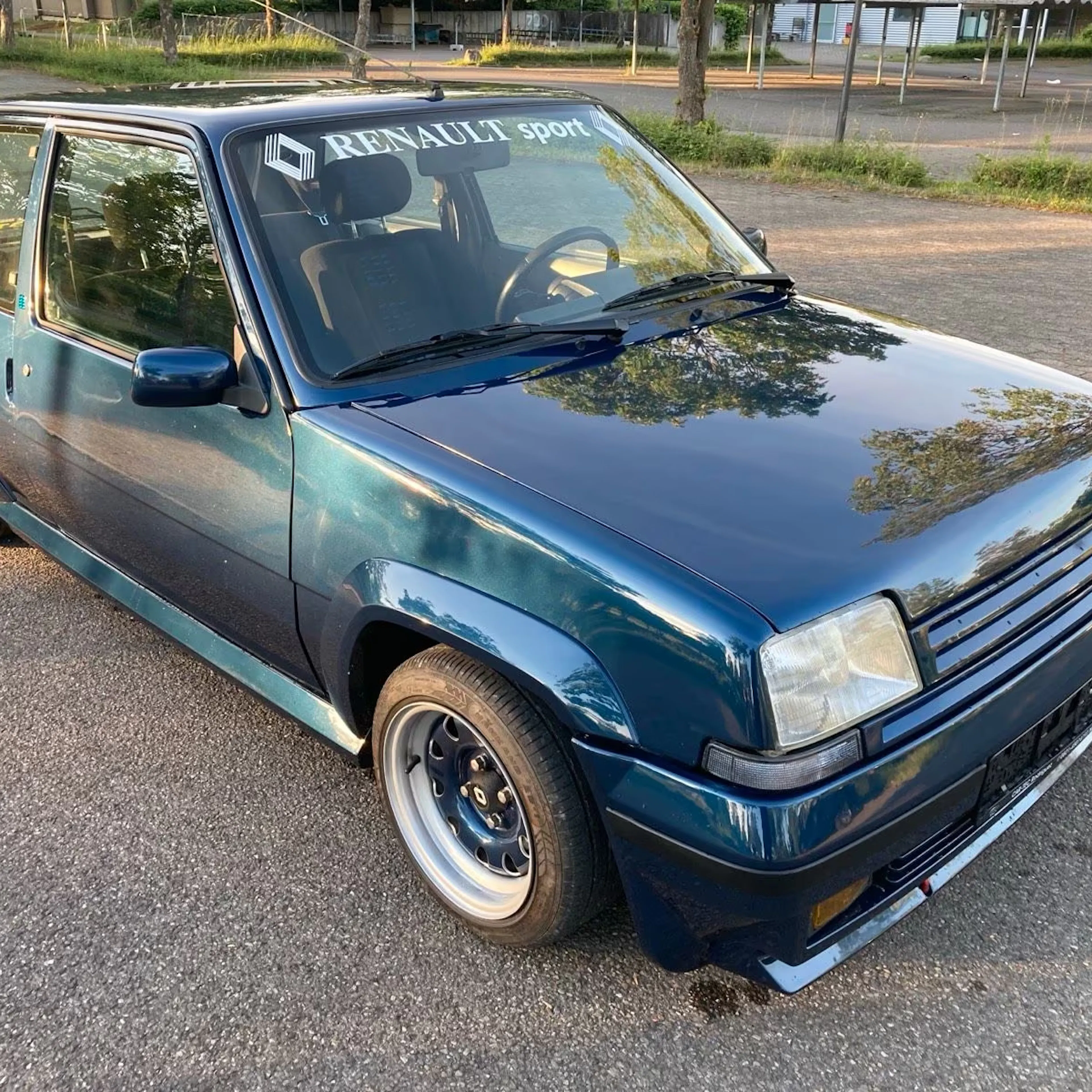 Blauer Renault 5 GTE