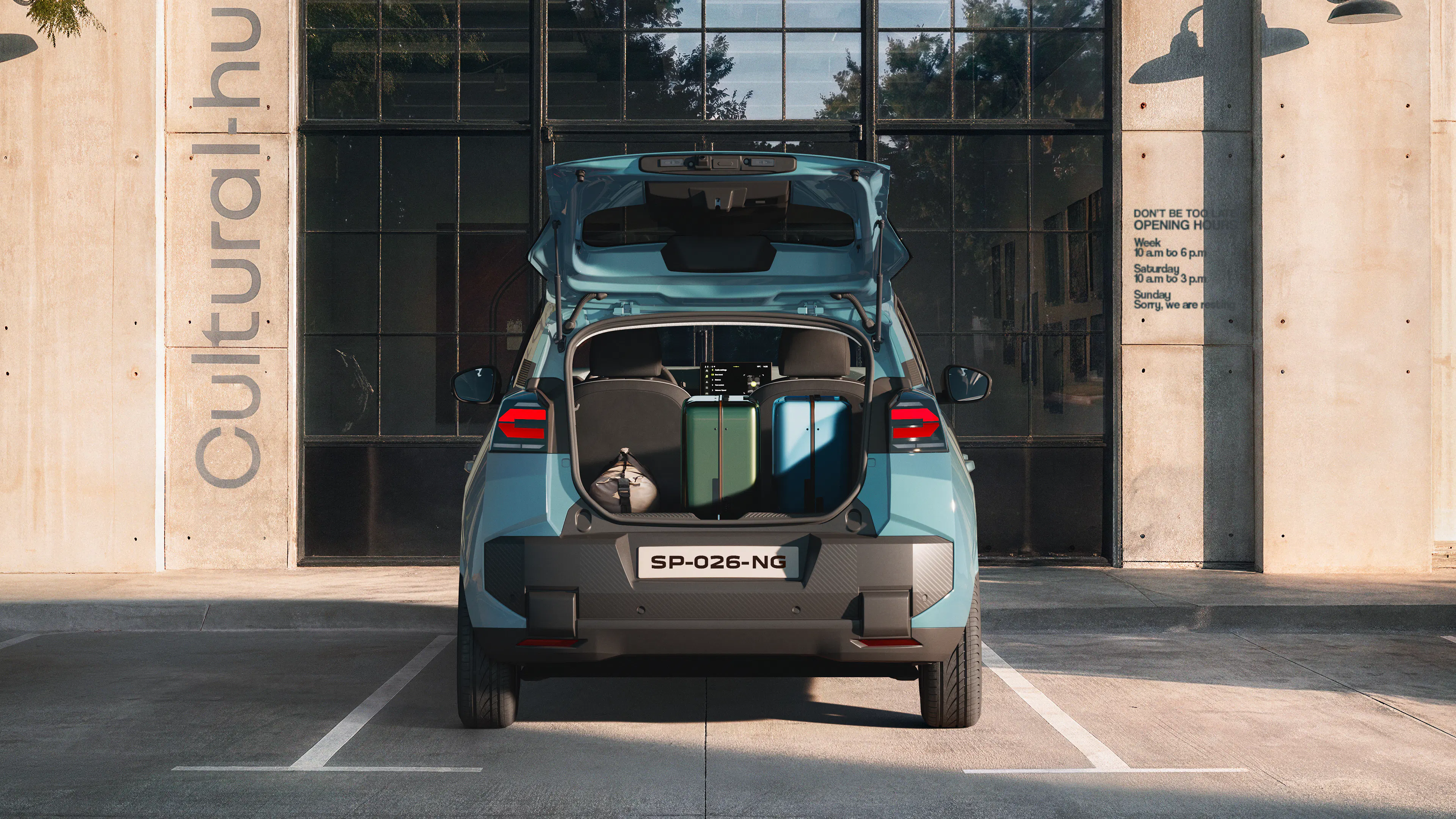 Heckansicht des Dacia Spring 2 mit geöffneter Kofferraumklappe und eingeladenem Gepäck.