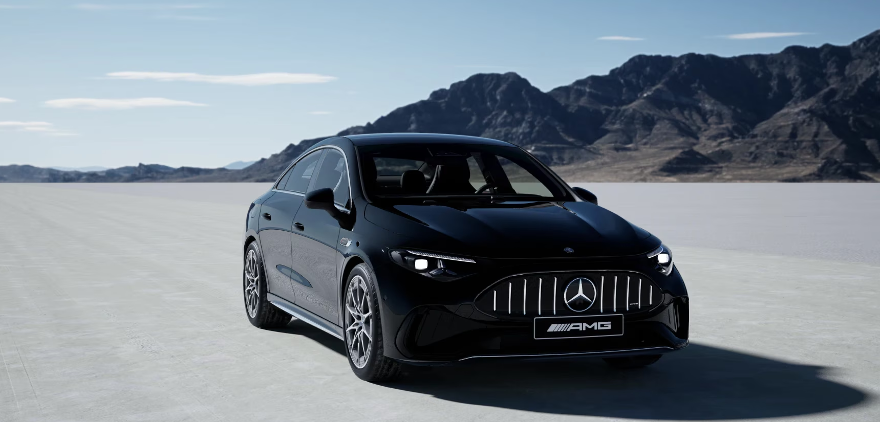 Mercedes-AMG CLA 45 4MATIC+ elektrisch in Schwarz, Frontansicht auf weißem Salzsee-Untergrund.