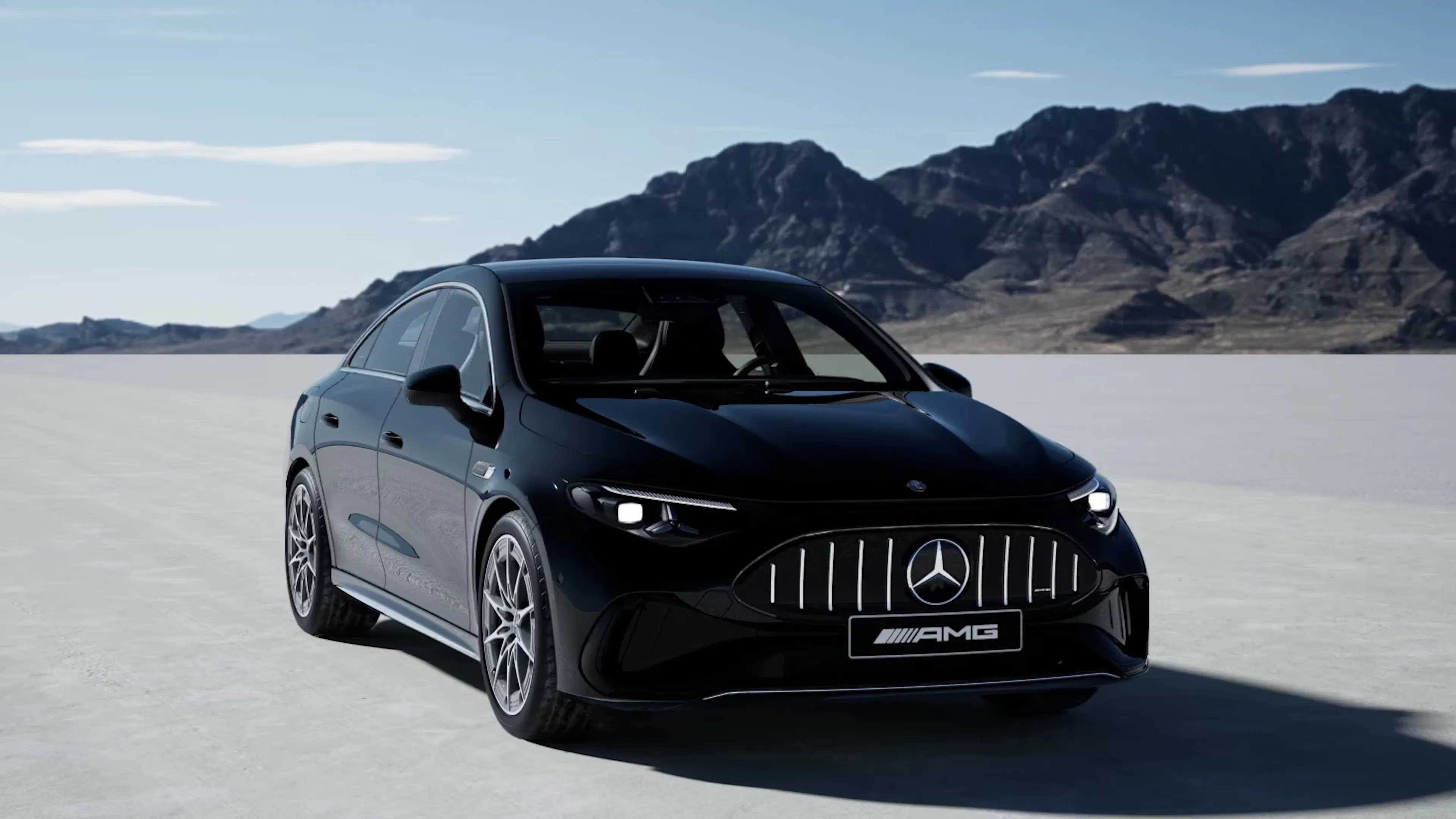Mercedes-AMG CLA 45 4MATIC+ elektrisch in Schwarz, Frontansicht auf weißem Salzsee-Untergrund.