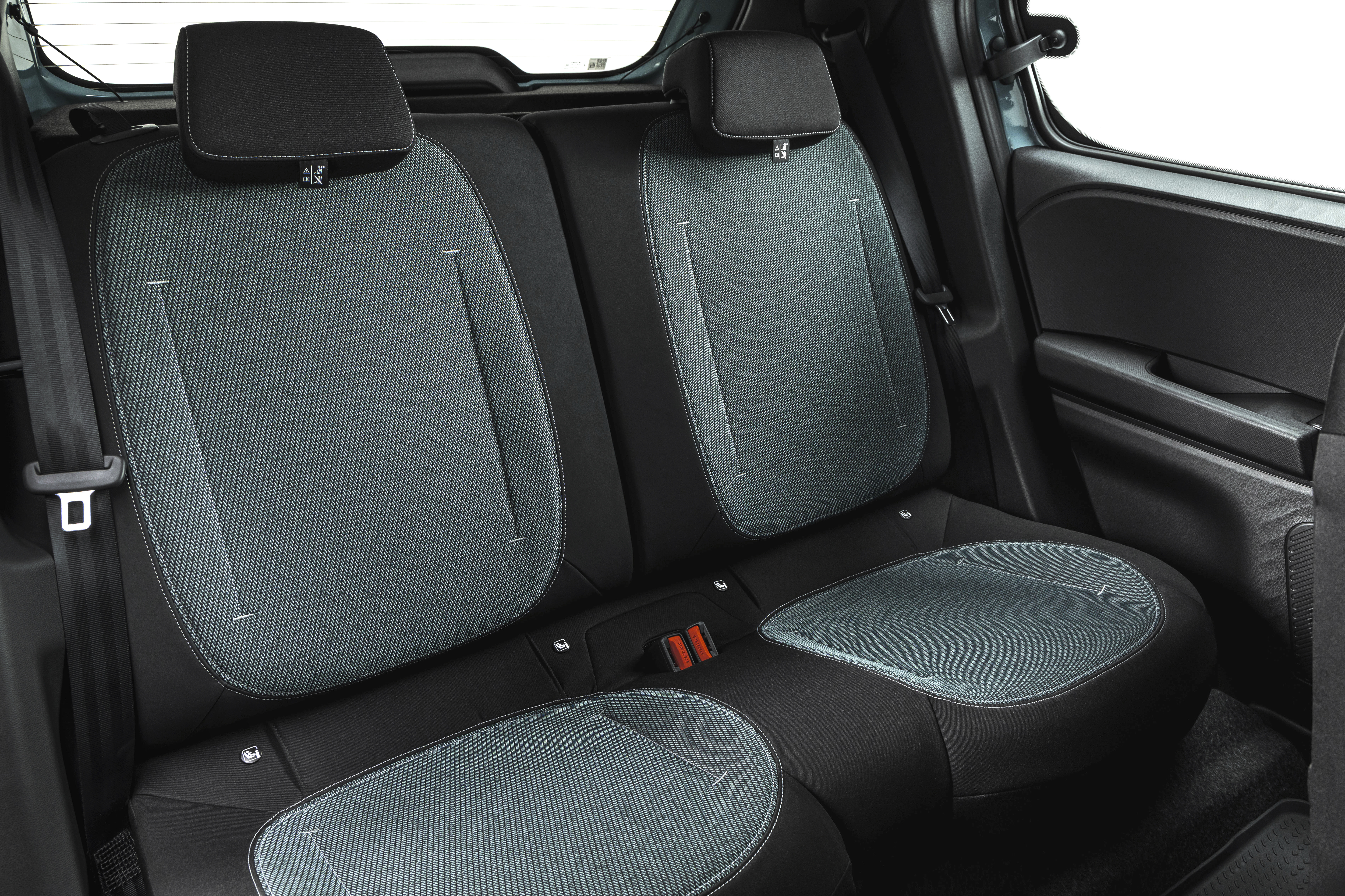Rücksitzbank des Dacia Spring 2 mit zweifarbigem Stoffbezug und Isofix-Halterungen.