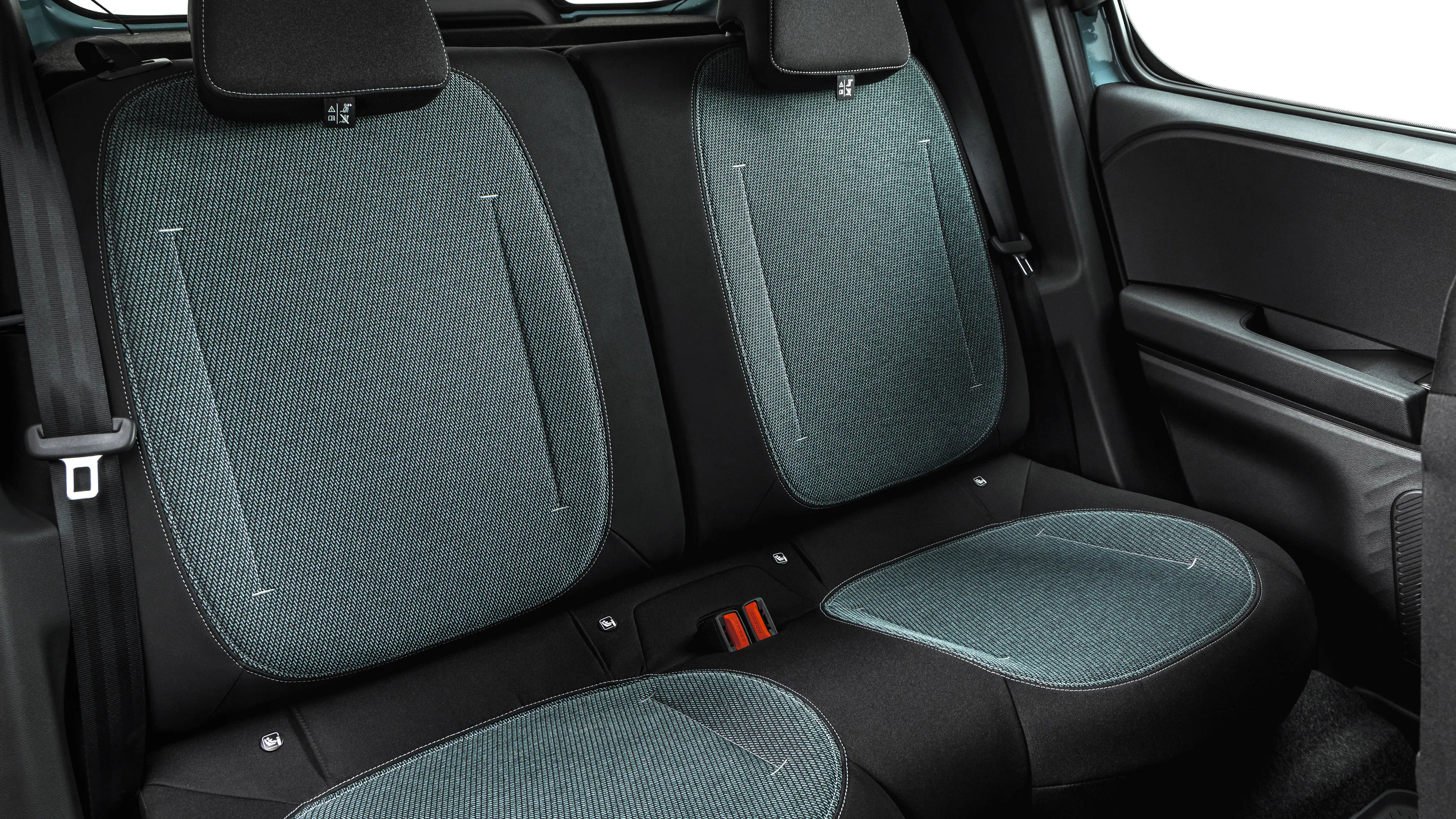 Rücksitzbank des Dacia Spring 2 mit zweifarbigem Stoffbezug und Isofix-Halterungen.