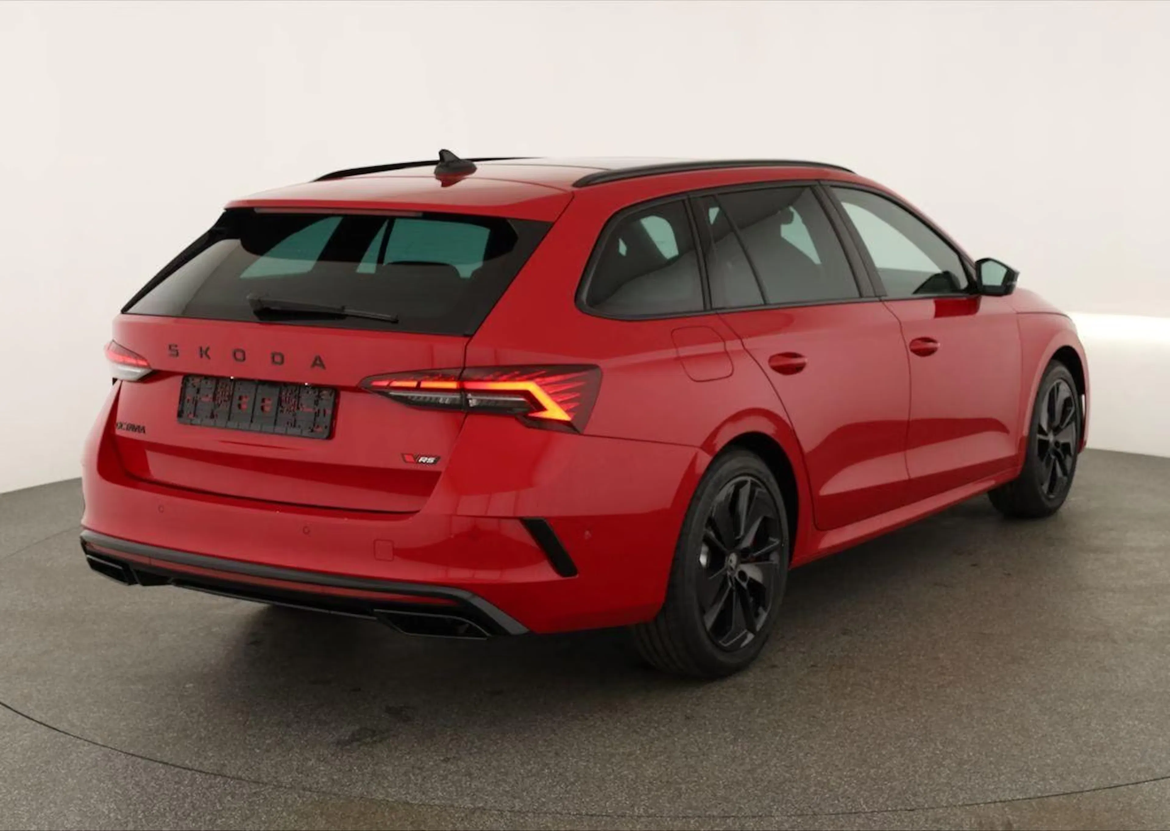 Ein roter Skoda Octavia Combi steht auf einer Präsentationsfläche.