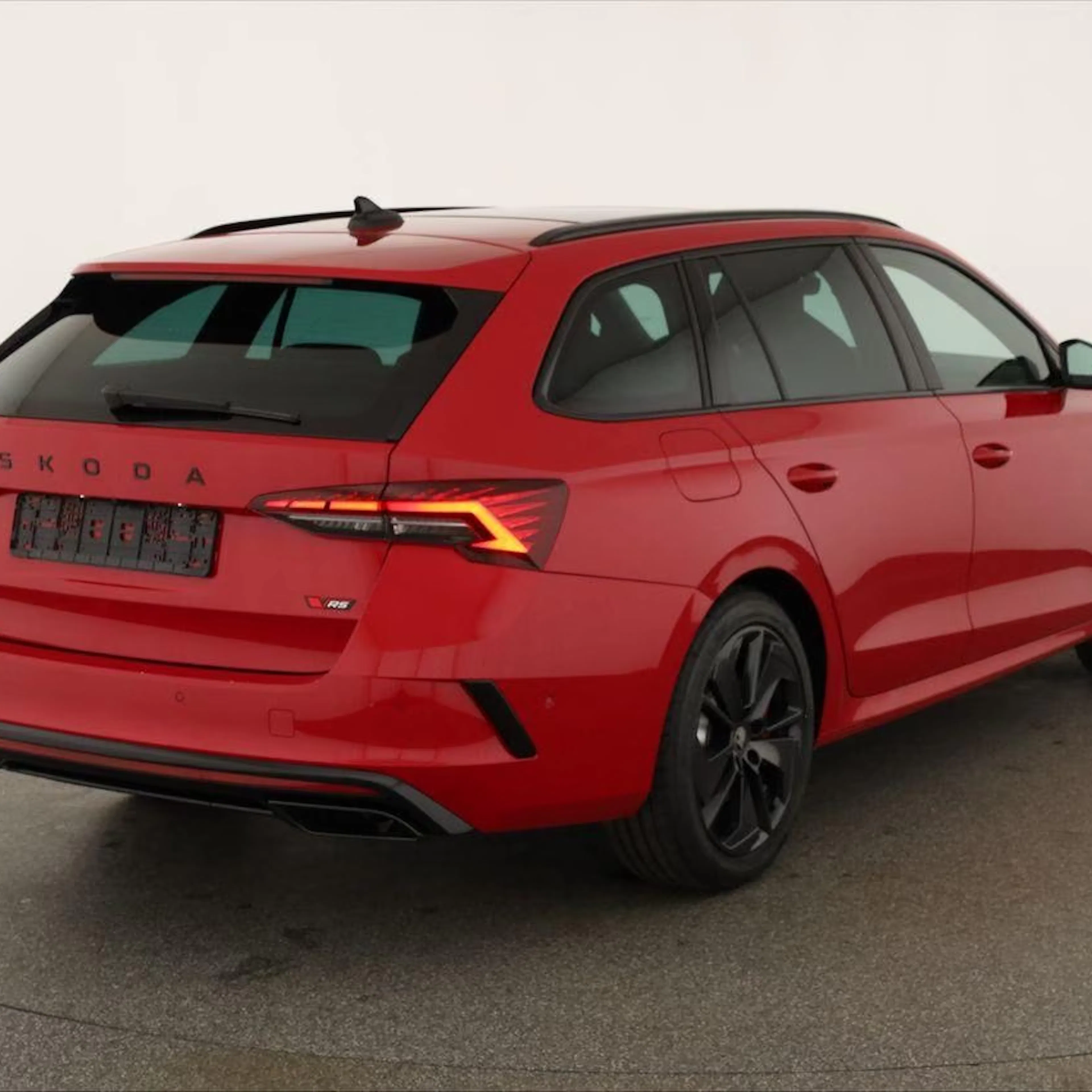 Ein roter Skoda Octavia Combi steht auf einer Präsentationsfläche.