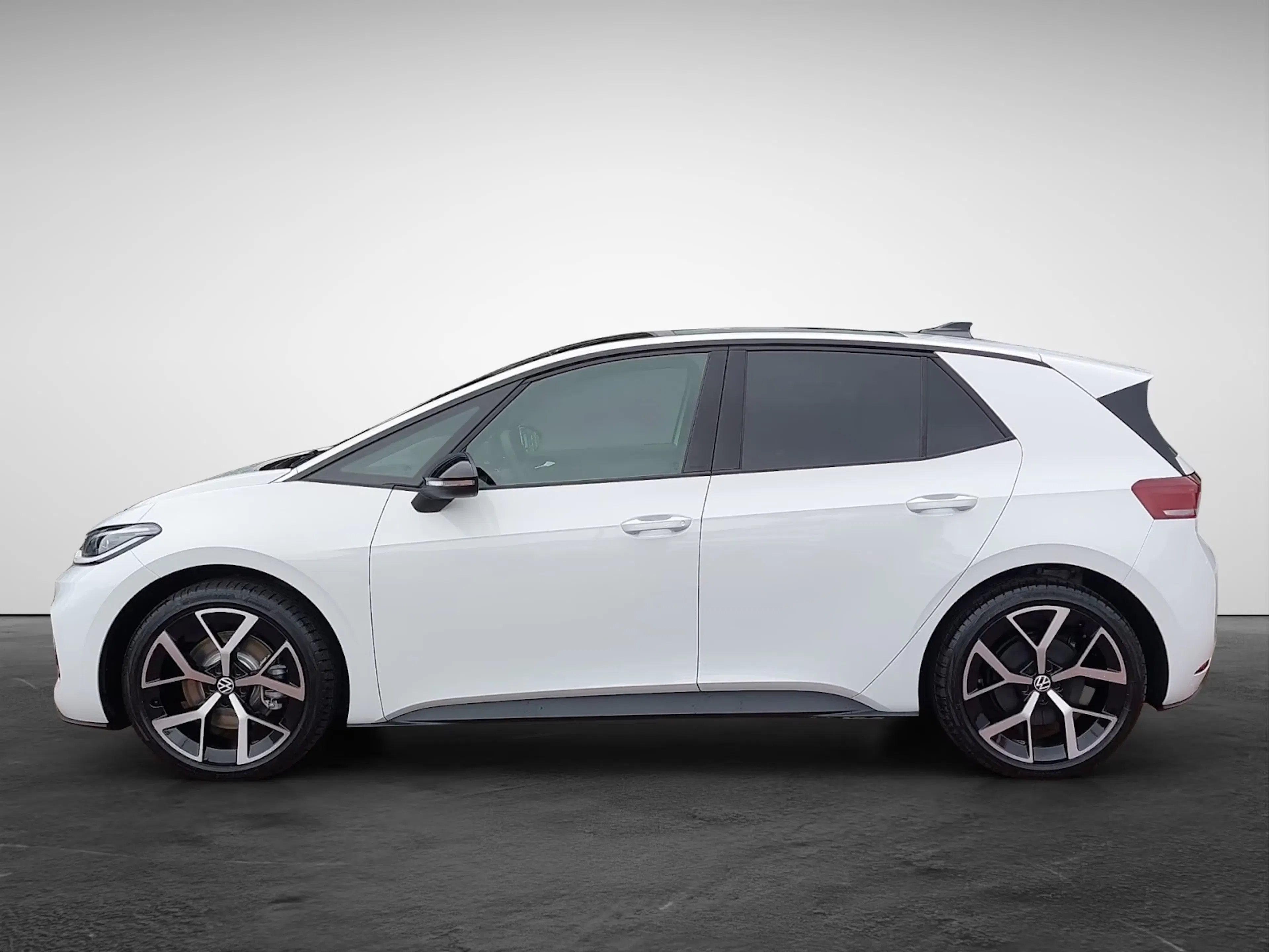 Ein VW ID.3 Neo steht auf einer Präsentationsfläche.