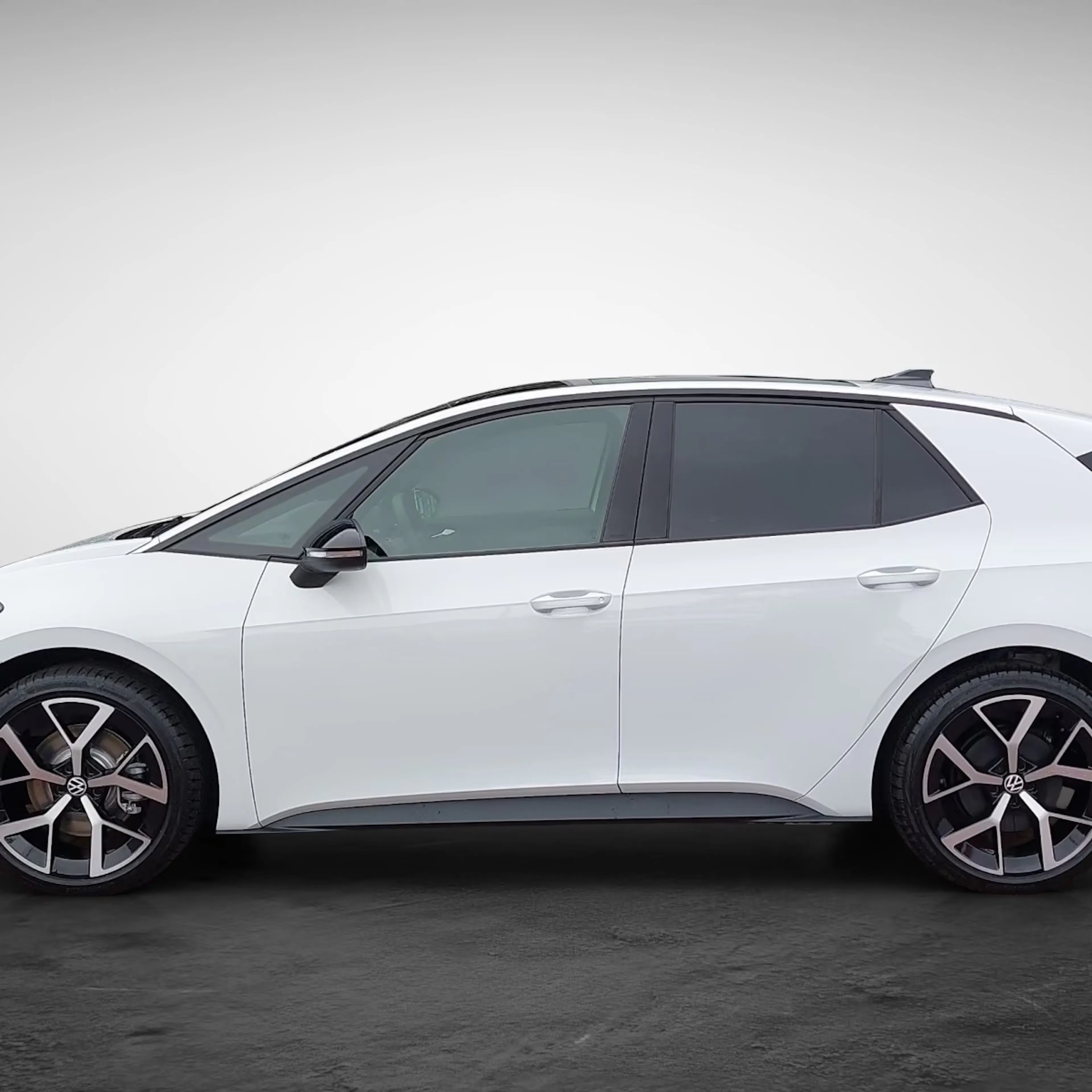 Ein VW ID.3 Neo steht auf einer Präsentationsfläche.