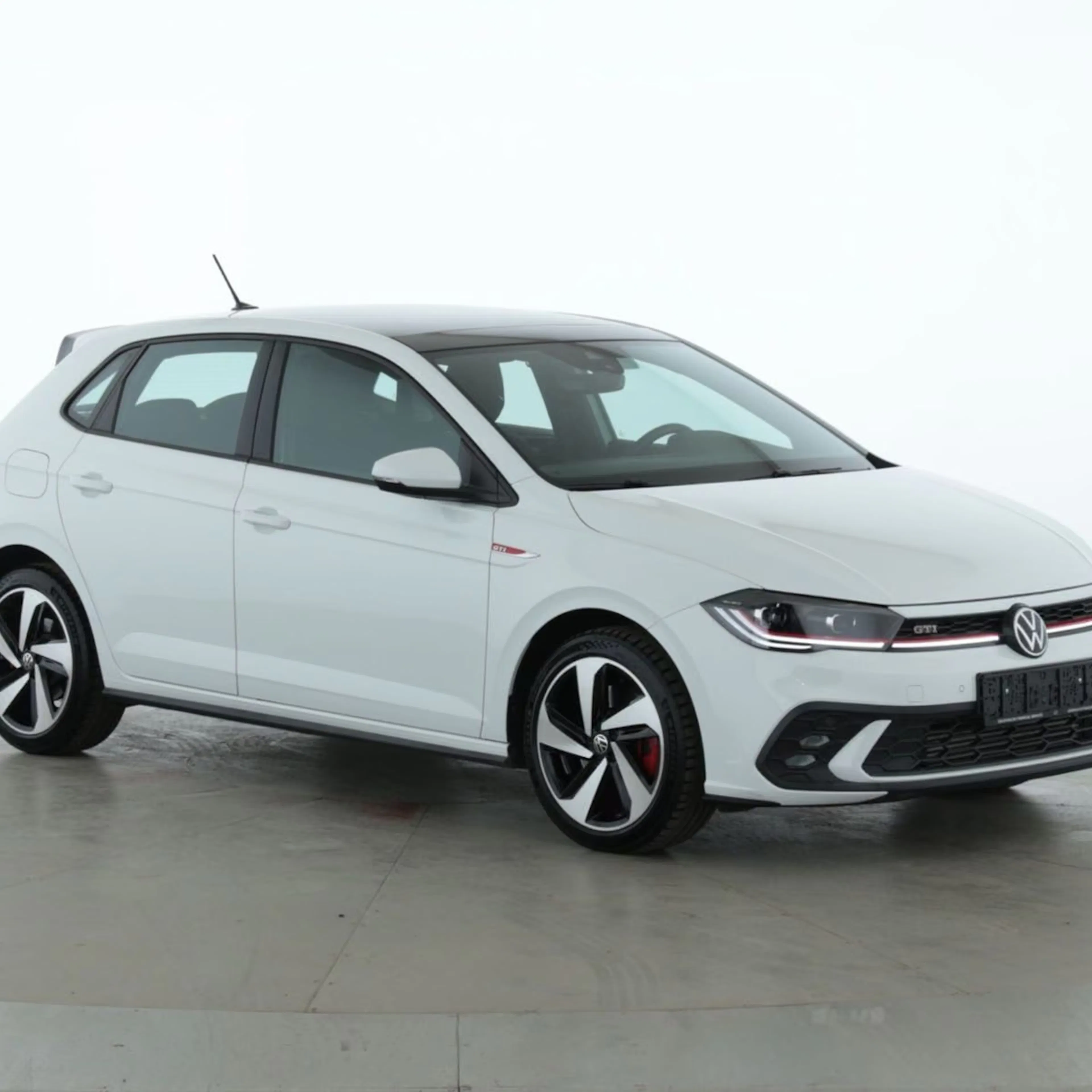 Ein weißer VW Polo GTI steht auf einer Präsentationsfläche.