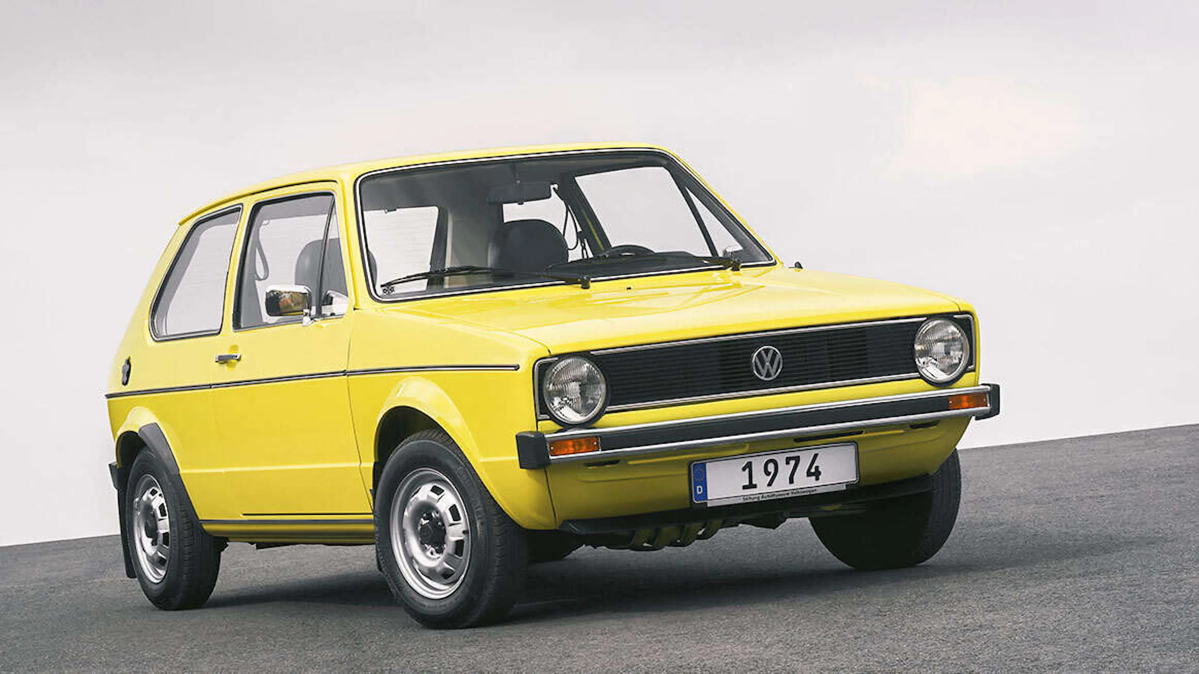 Gelber VW Golf I, Standaufnahme, Frontansicht von schräg vorn, Kennzeichen mit Jahreszahl 1974.