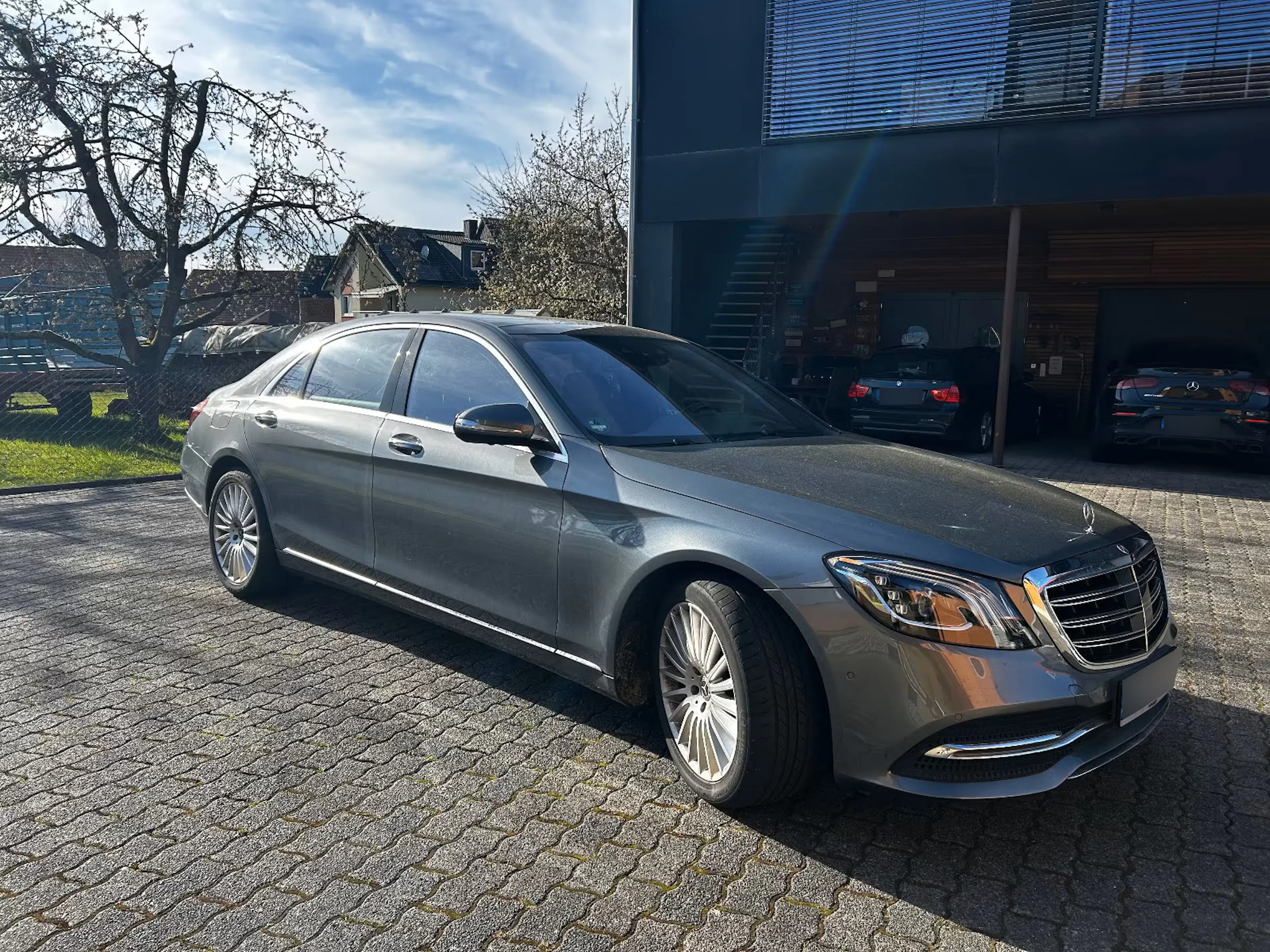 Ein grauer Mercedes-Benz, der zuvor einer Person namens Friedrich Merz gehört haben soll.