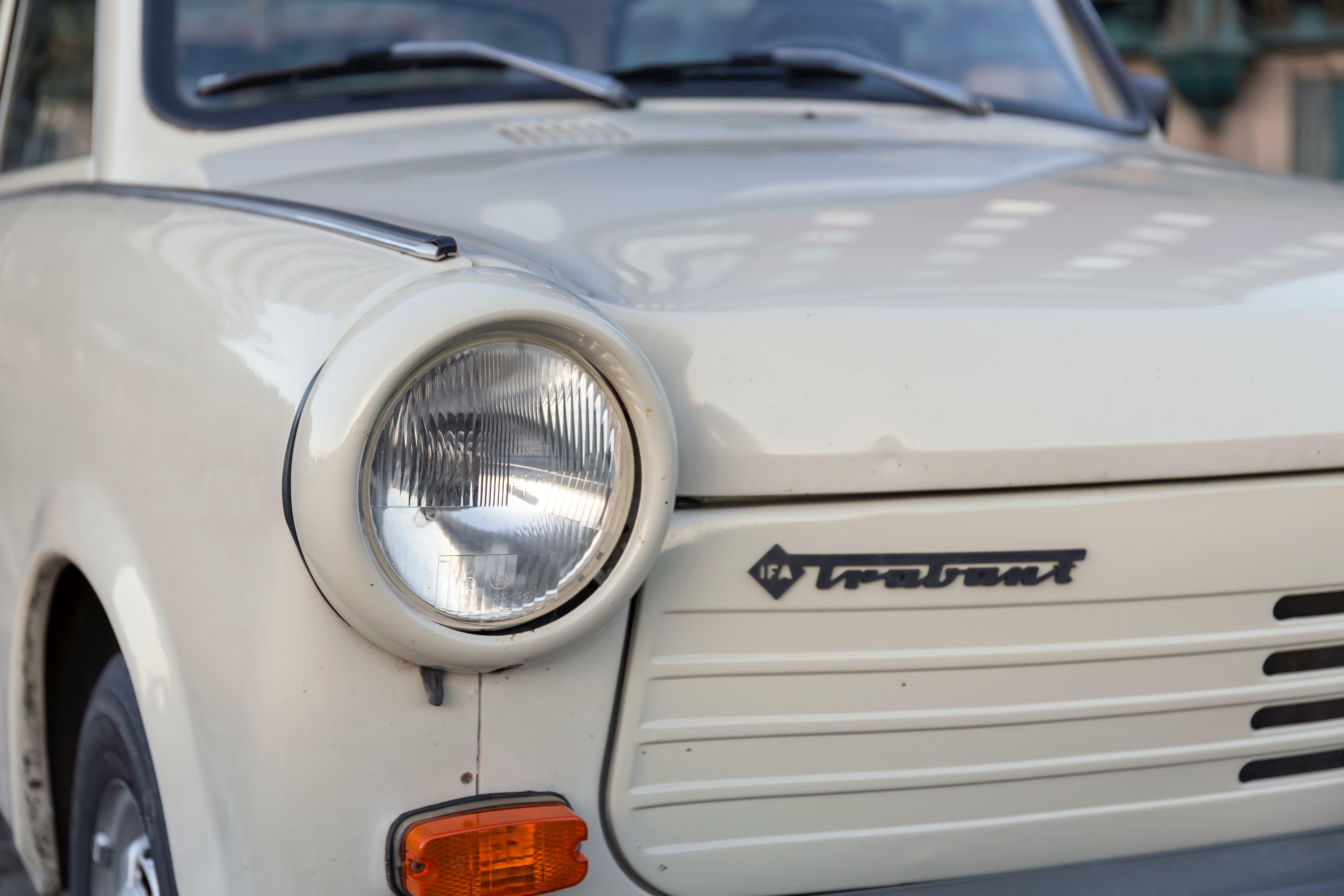 Detailaufnahme der Frontpartie eines weißen Trabant mit IFA-Schriftzug auf der Motorhaube.
