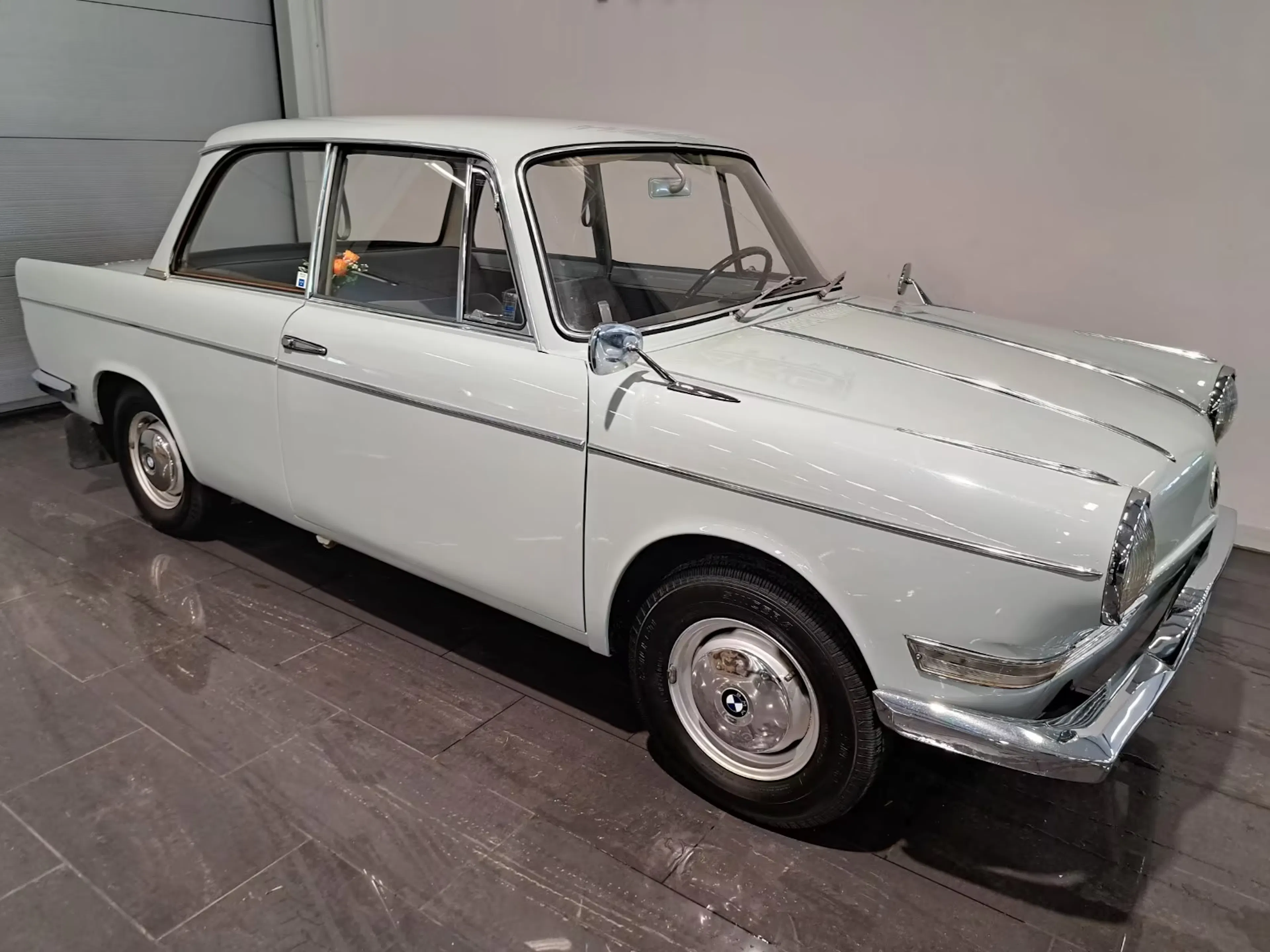 Weißer BMW 700 vor weißer Wand