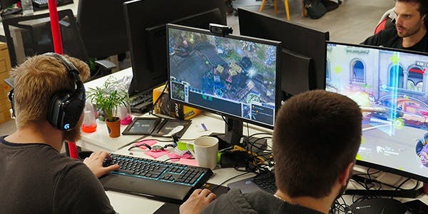 L'équipe marketing joue à l'heure du déjeuner