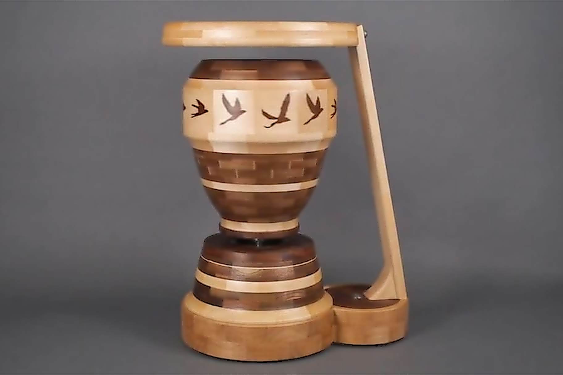 Die Shaper Origin fertigt Zoetrope mit 12 in Holz eingelassenen Vogel-Bewegtbildern nach Maß.