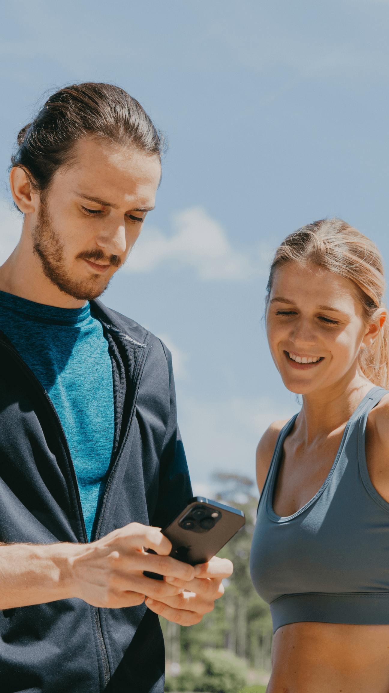 Deux coureurs qui regardent un téléphone