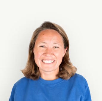 Headshot of the Swimmy marketplace founder Raphaëlle de Monteynard, similing, wearing a blue sweatshirt.