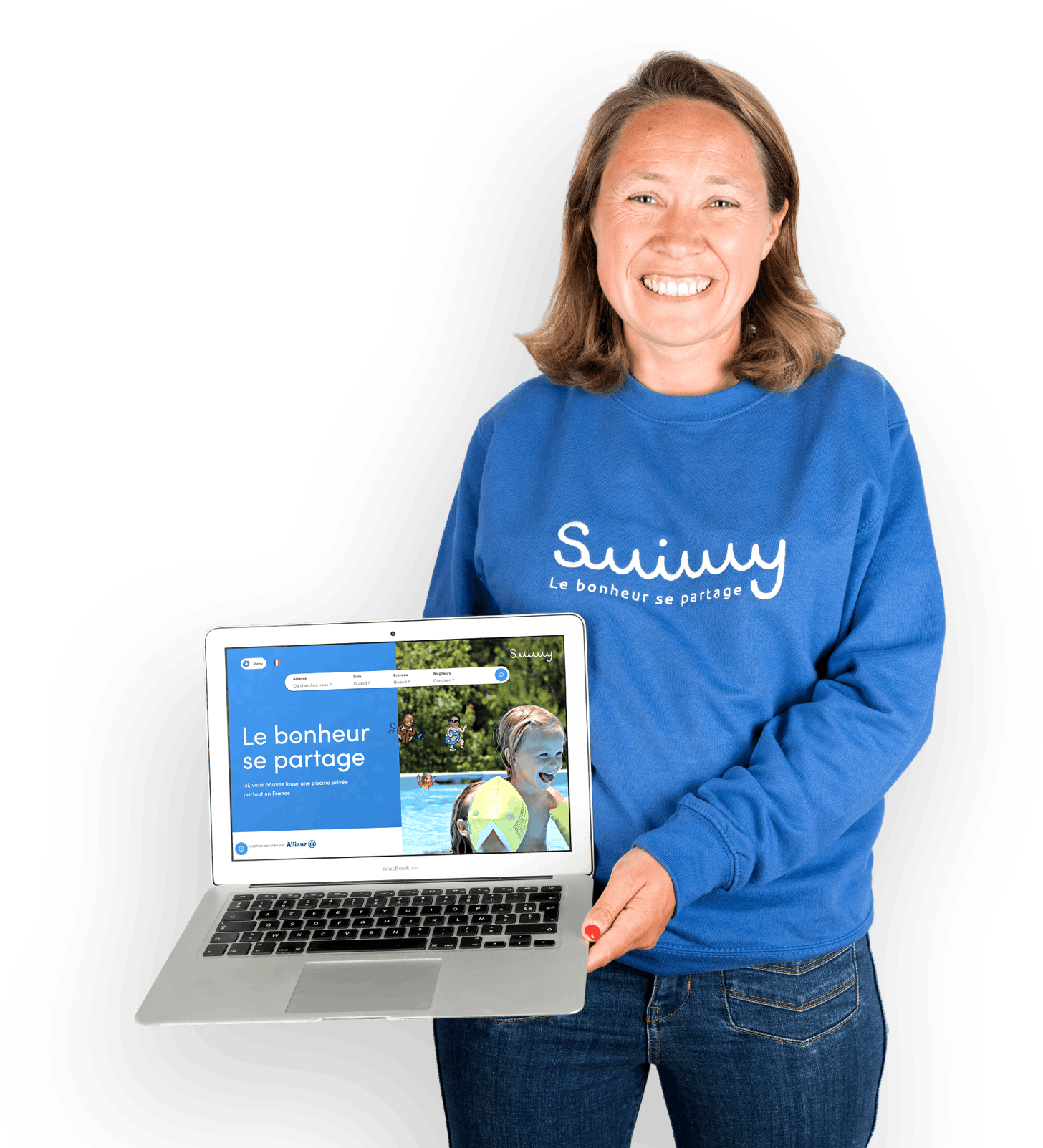 The marketplace Swimmy's founder Raphaëlle de Monteynard is smiling widely. She holds a laptop showing the Swimmy landing page facing the camera. 