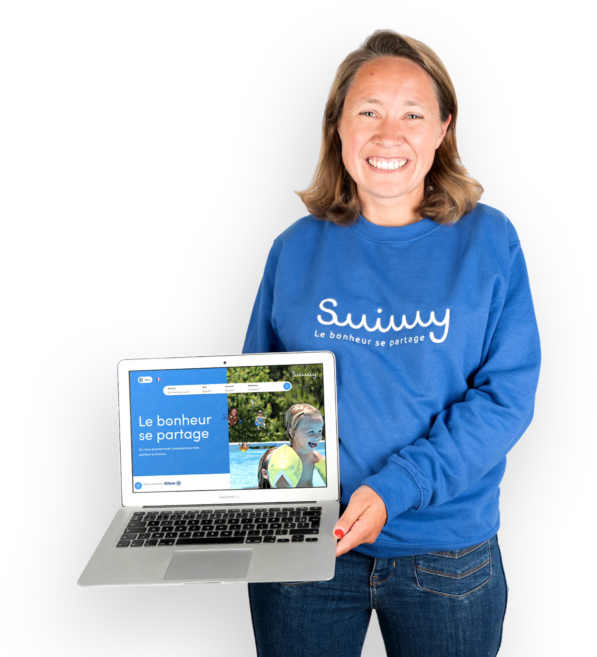The marketplace Swimmy's founder Raphaëlle de Monteynard is smiling widely. She holds a laptop showing the Swimmy landing page facing the camera.