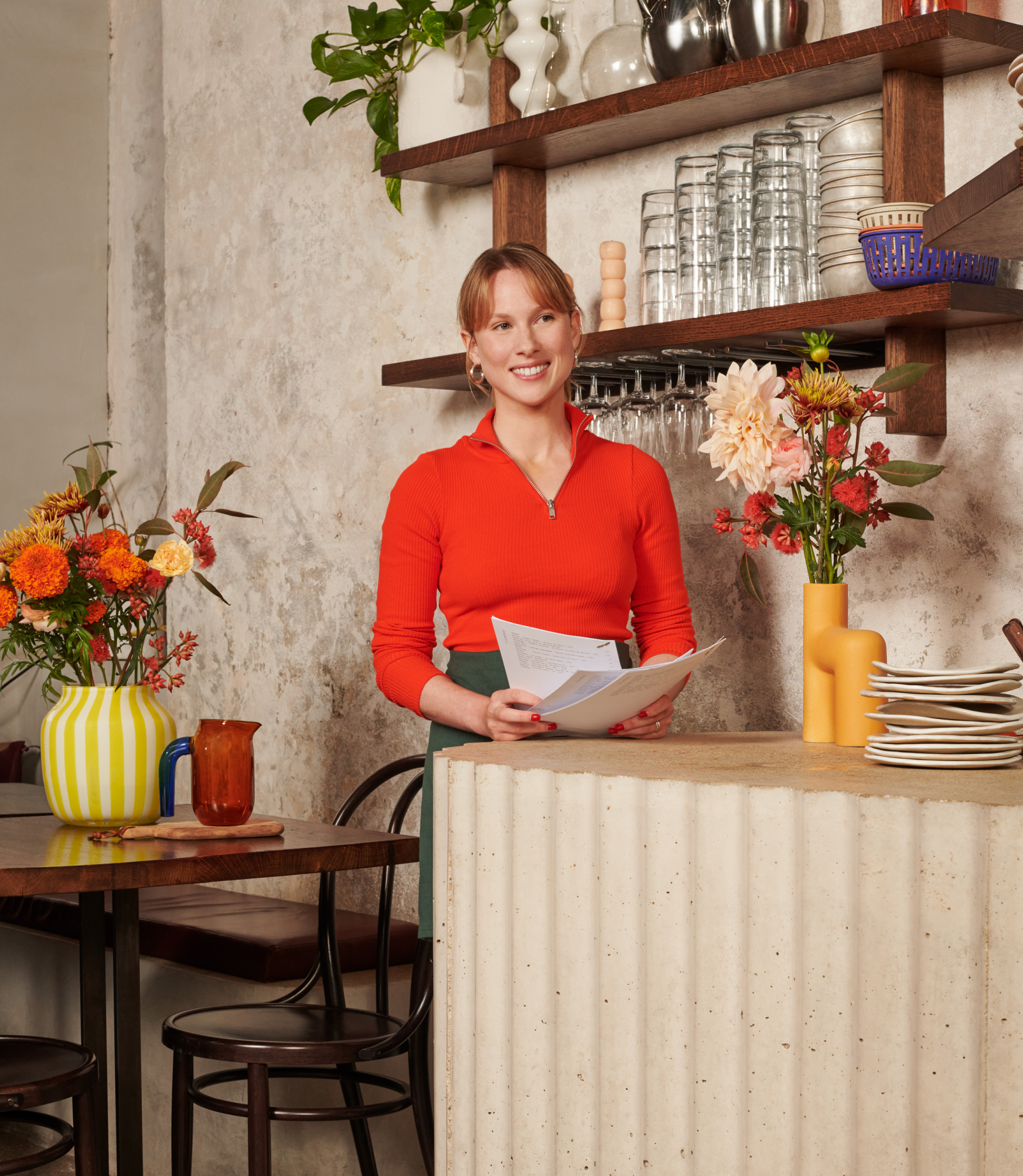 restauratrice à son comptoir