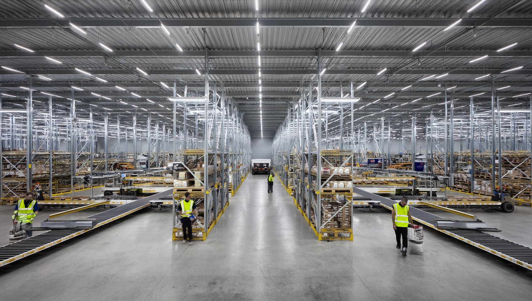 Modern Delaware warehouse with e-commerce fulfillment operations