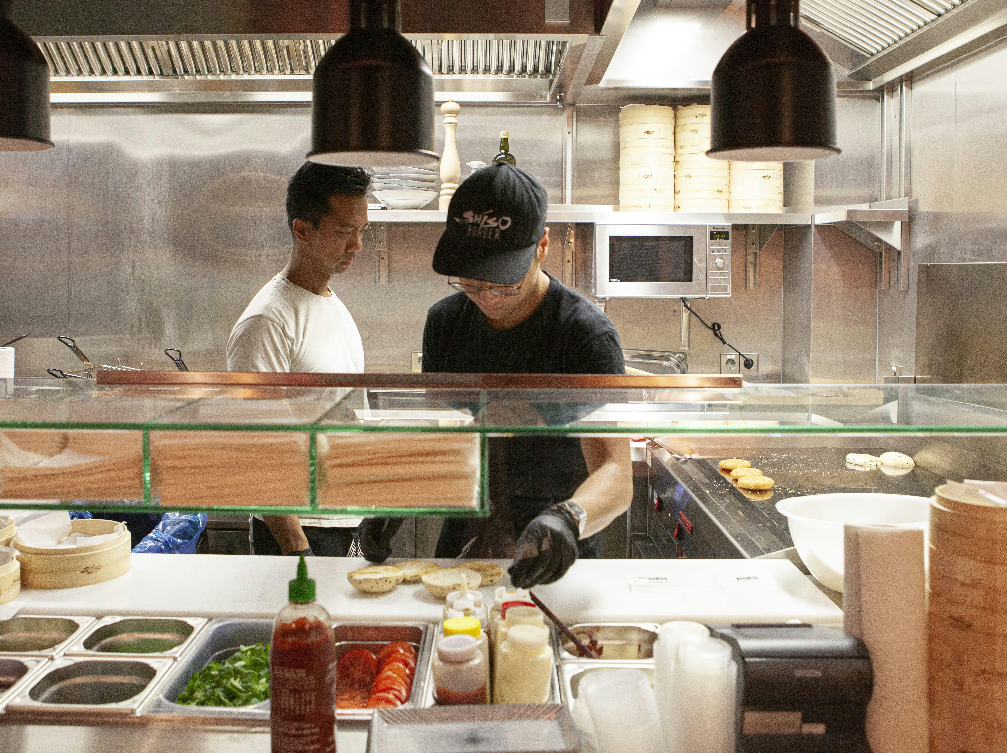 Das Shiso Burger Küchen-Team bei der Arbeit