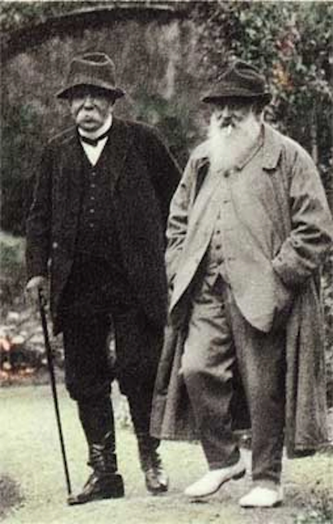 Giverny 정원에 나란히 선 Georges Clemenceau 와 Claude Monet 의 흑백 사진