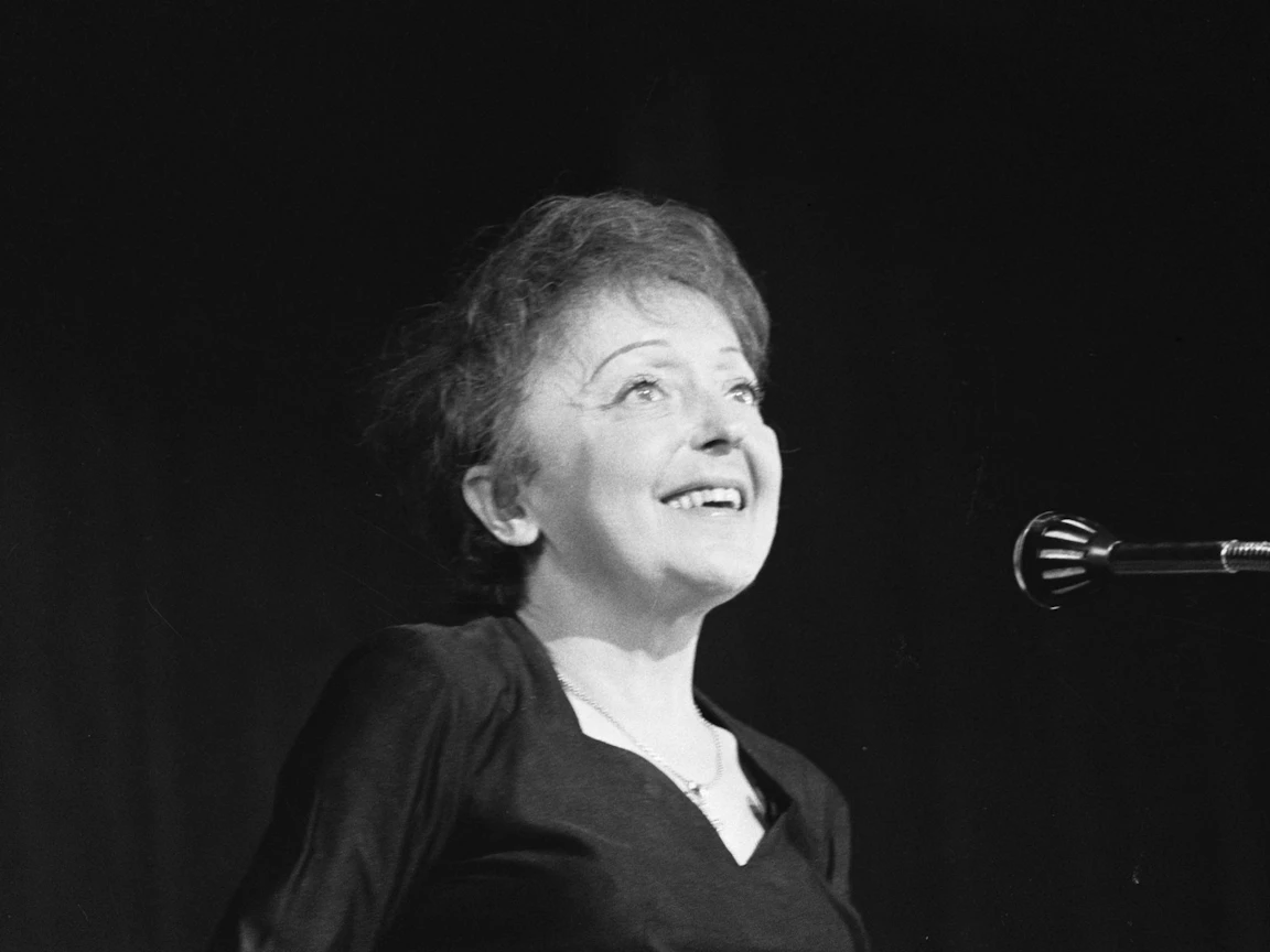 1962년 12월 네덜란드 Rotterdam 공연에서 노래하는 Édith Piaf