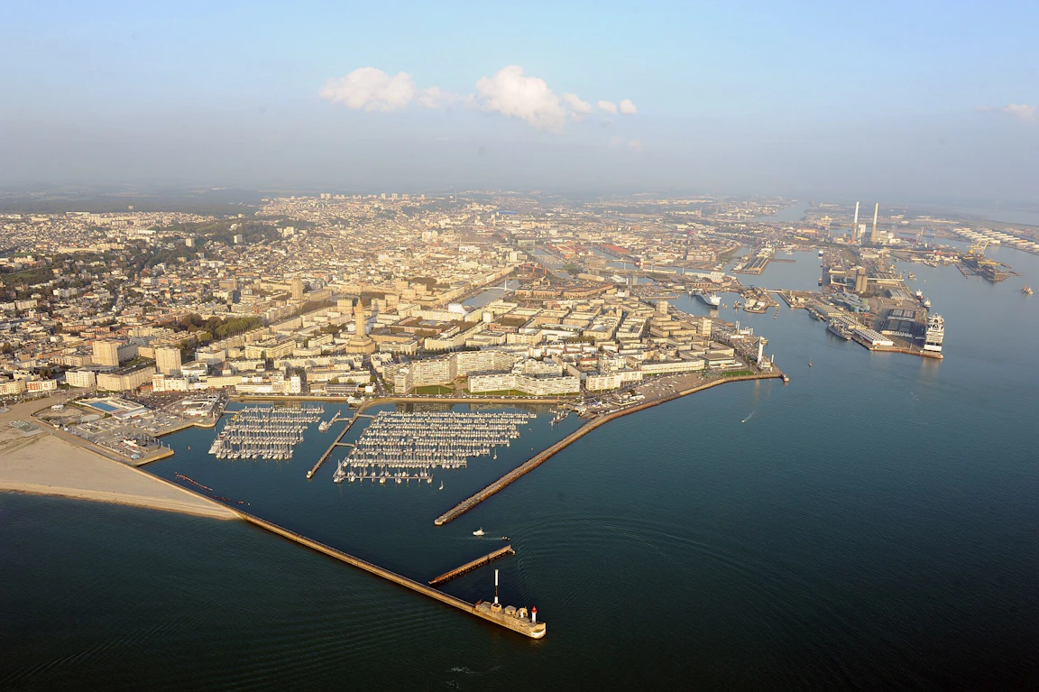 저녁 햇살을 받은 Le Havre 도심과 요트가 빼곡한 항구, 바다로 길게 뻗은 방파제를 하늘에서 내려다본 모습