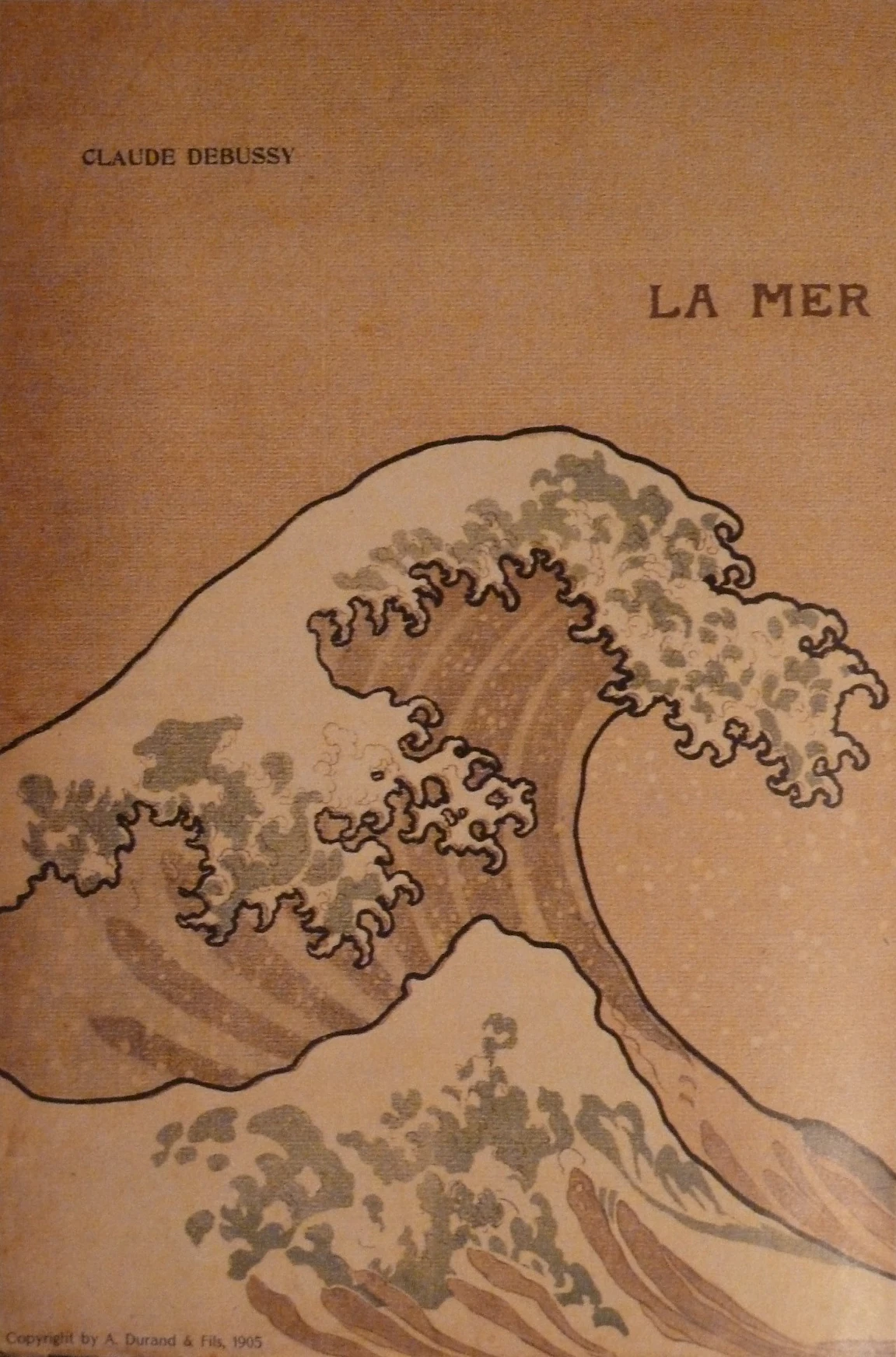 1905년 Durand 출판사가 낸 La Mer 악보 표지. 갈색 종이 위에 Hokusai 의 큰 파도가 녹색과 갈색으로 그려져 있고 위쪽에 CLAUDE DEBUSSY 와 LA MER 가 적혀 있다