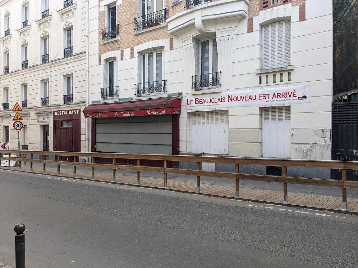 Paris 14구 거리의 식당 앞에 걸린 Le Beaujolais Nouveau est arrivé 현수막