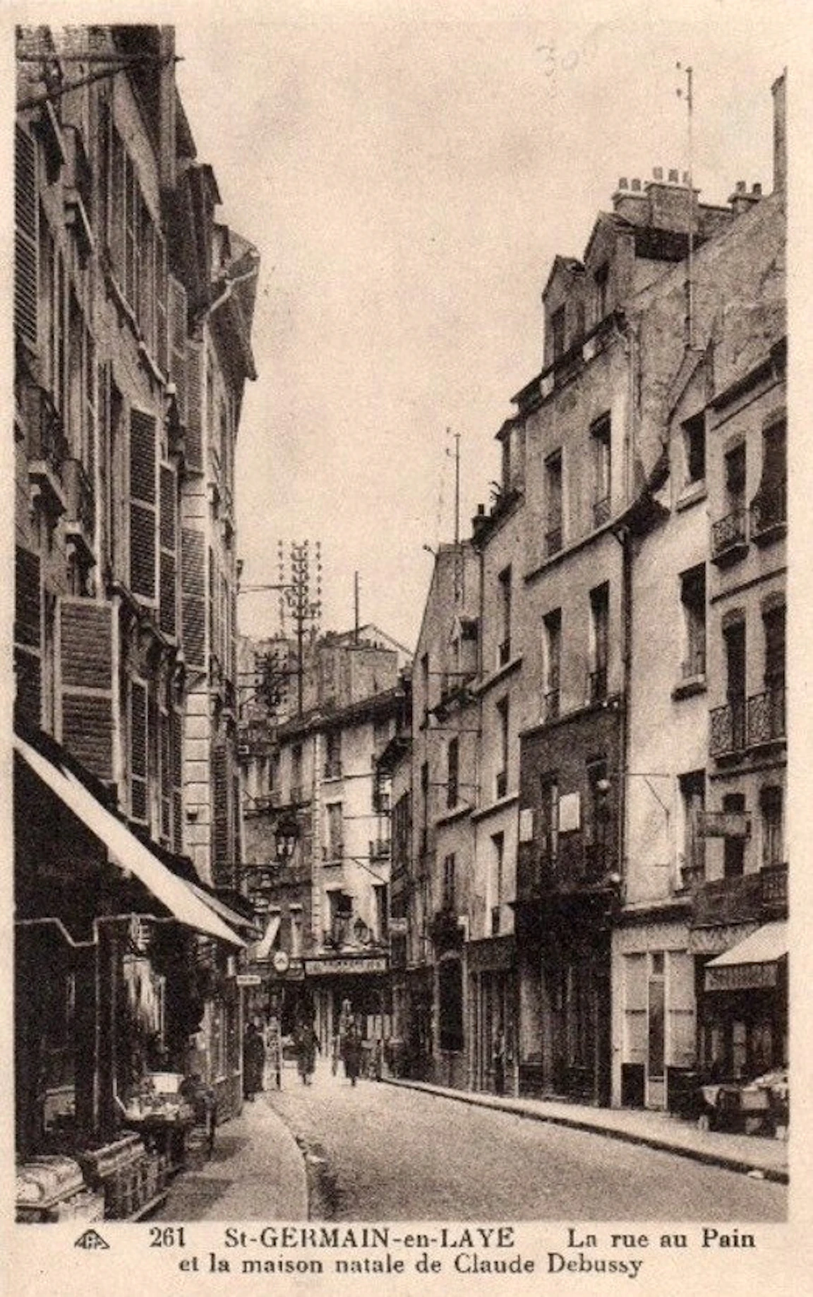 Saint-Germain-en-Laye 의 Rue au Pain 거리를 찍은 옛 엽서. 좁은 거리 양쪽으로 건물이 늘어서 있고 그중 한 채가 Debussy 가 태어난 집이다