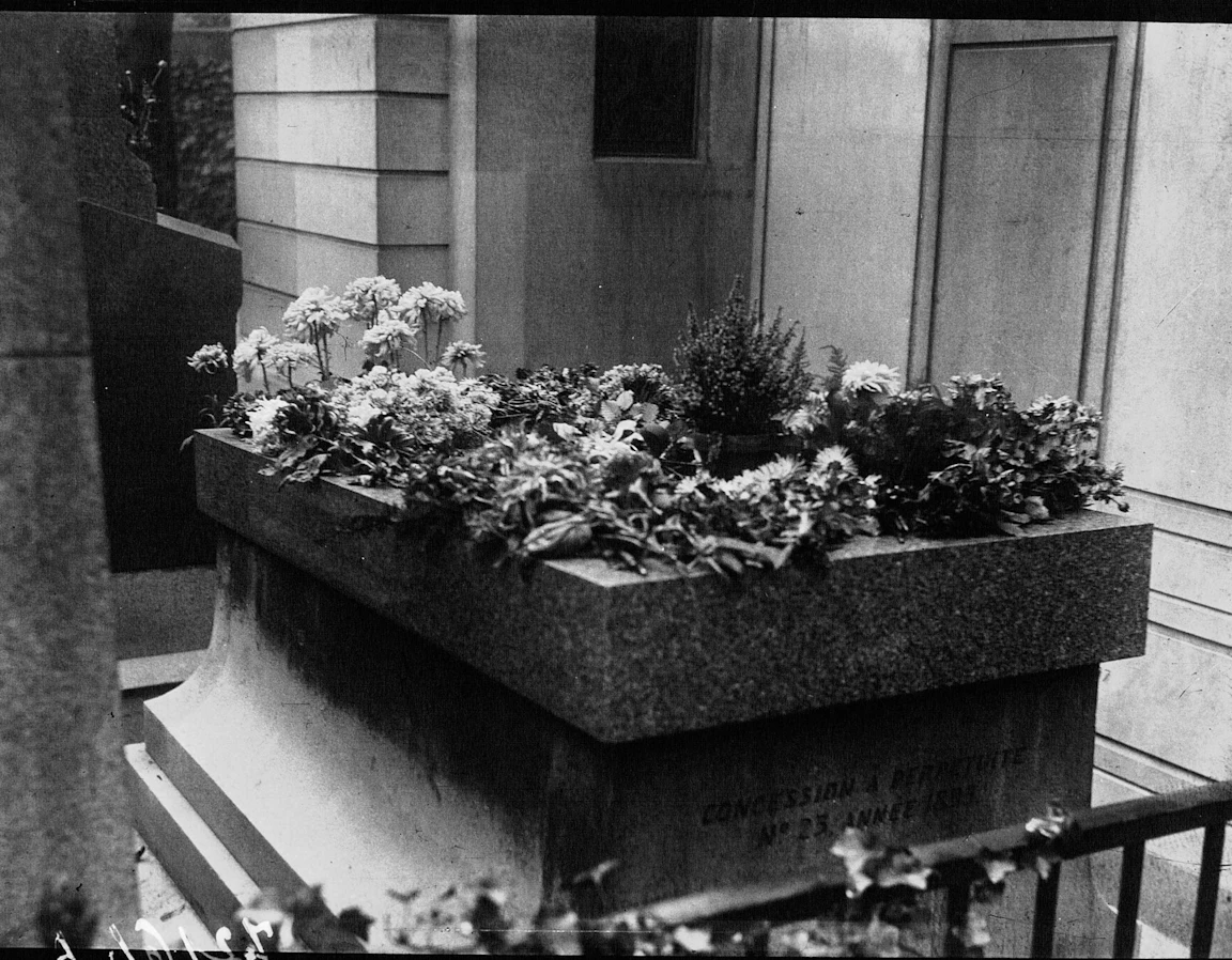 Passy 묘지에 있는 Debussy 의 무덤. 화강암 화단 위에 꽃이 가득 심어져 있다