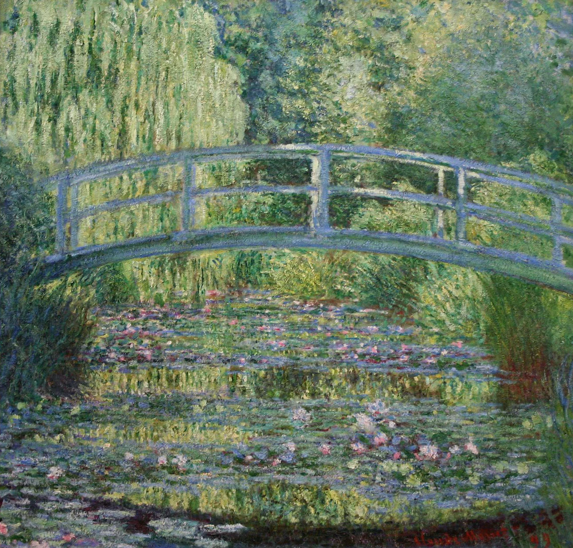 연못 위로 둥근 일본식 다리가 걸리고 물 위에 수련이 가득 떠 있는 초록빛 Claude Monet 의 그림