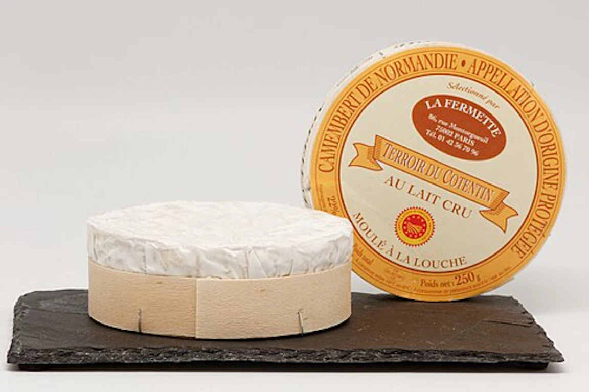AOP 표시와 au lait cru 가 적힌 Camembert de Normandie 상자